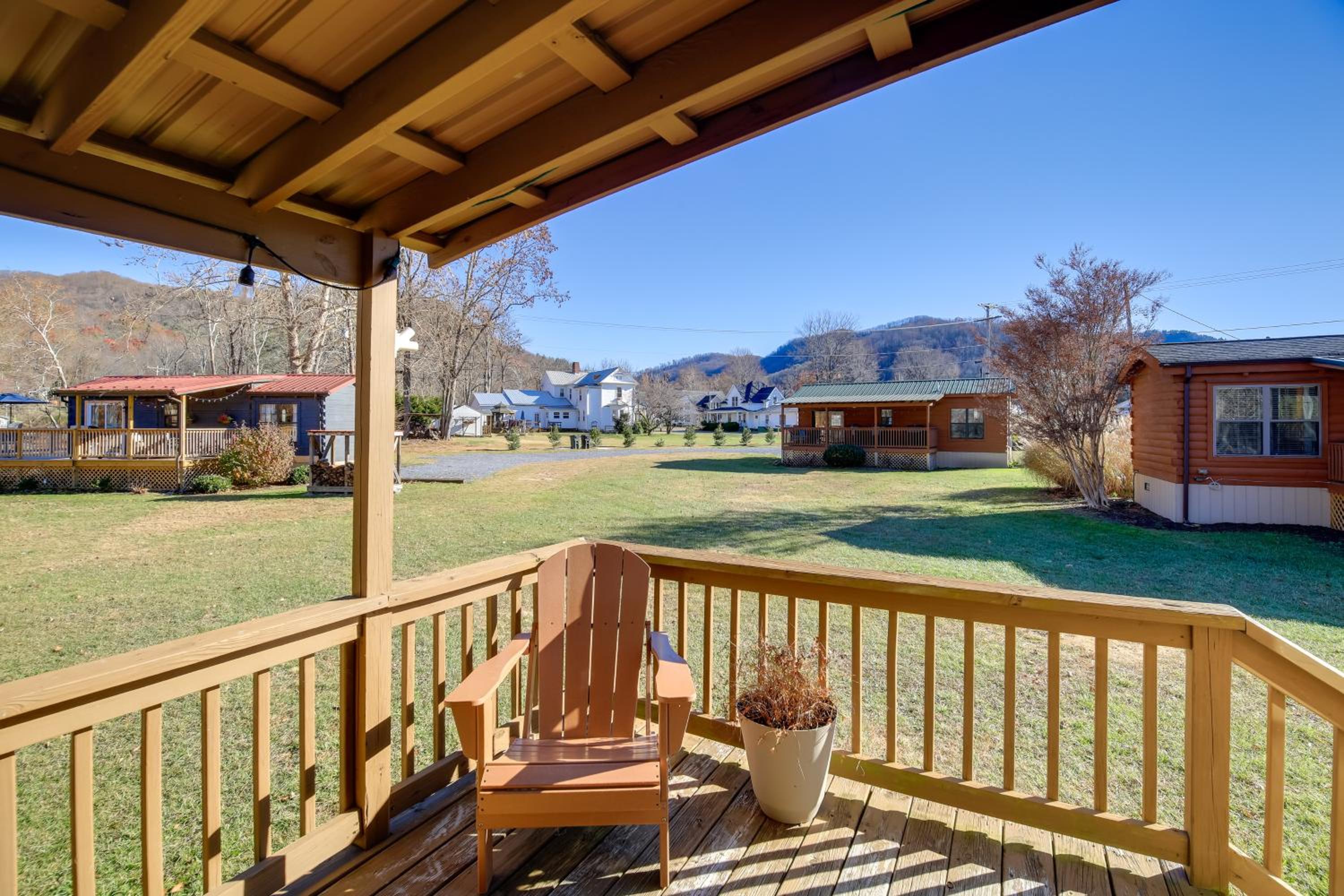 Walk to Dtwn Damascus Cabin with Creek Views!