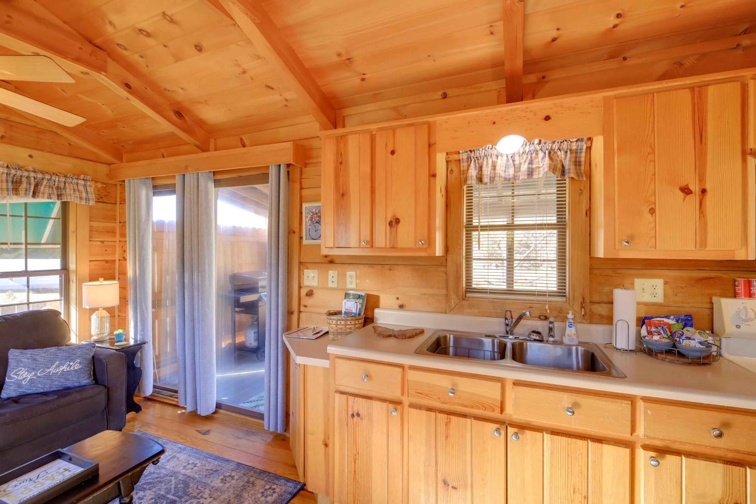 Pet-Friendly Damascus Cabin with Deck and Mtn Views!