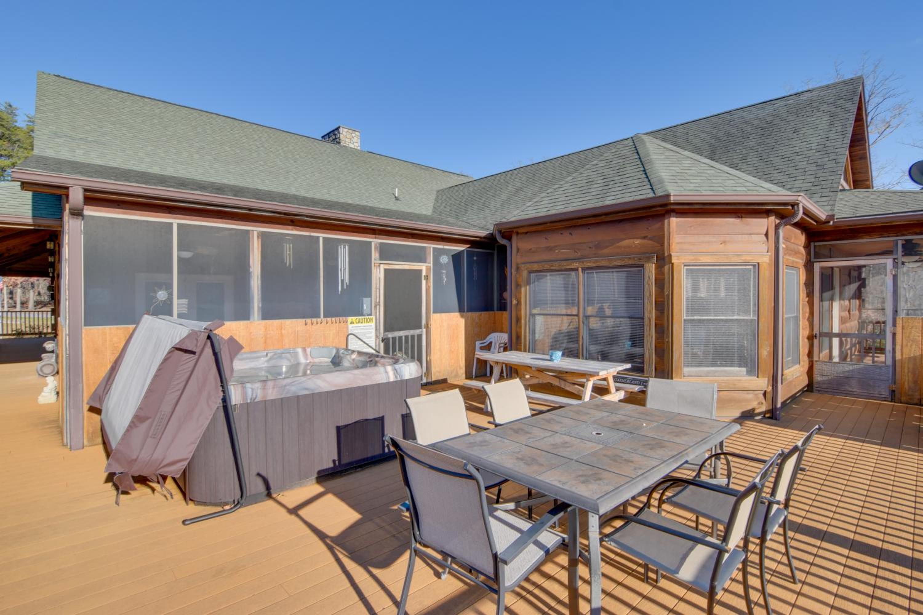 Pets Welcome! Shenandoah Log Home with Hot Tub