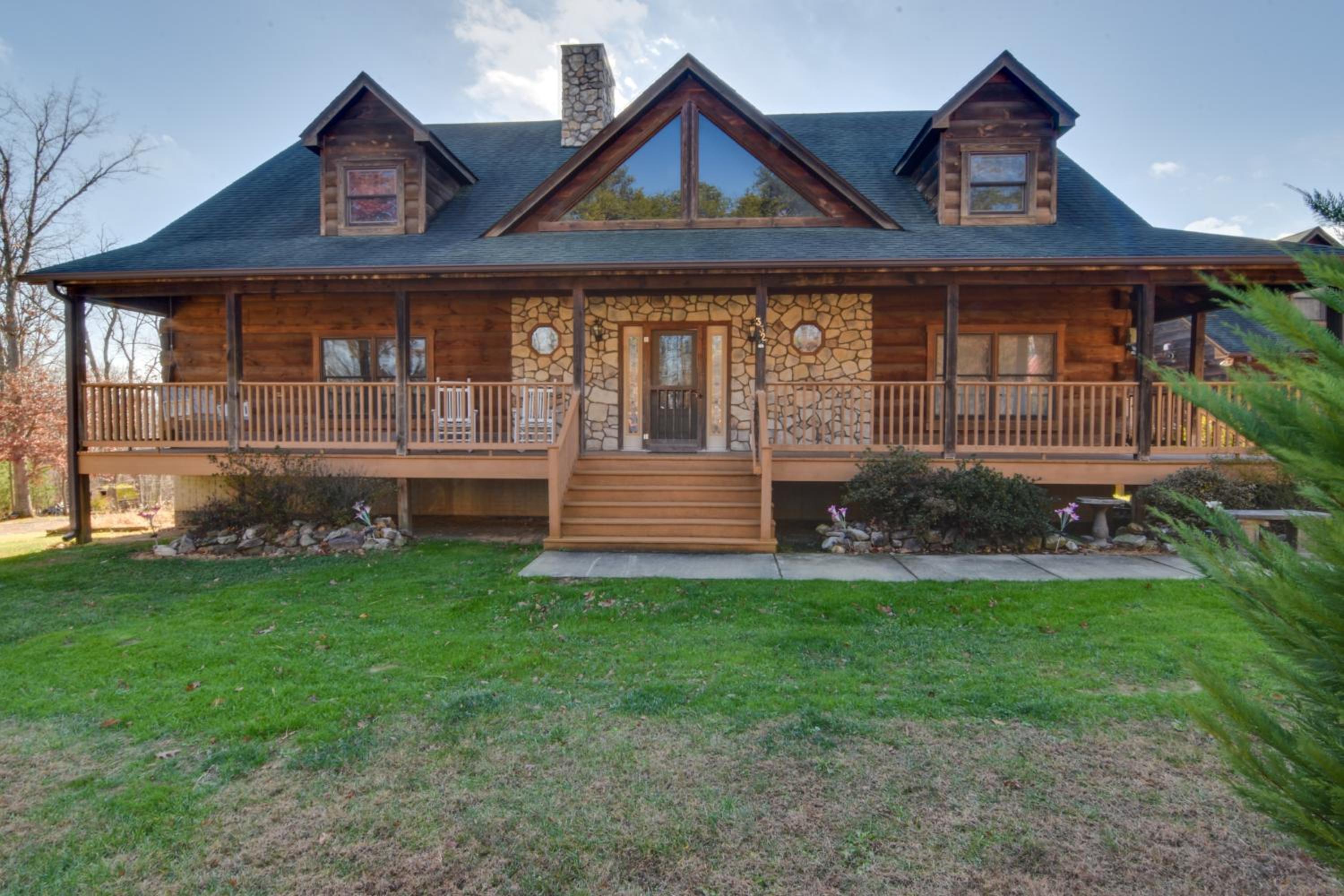 Pets Welcome! Shenandoah Log Home with Hot Tub