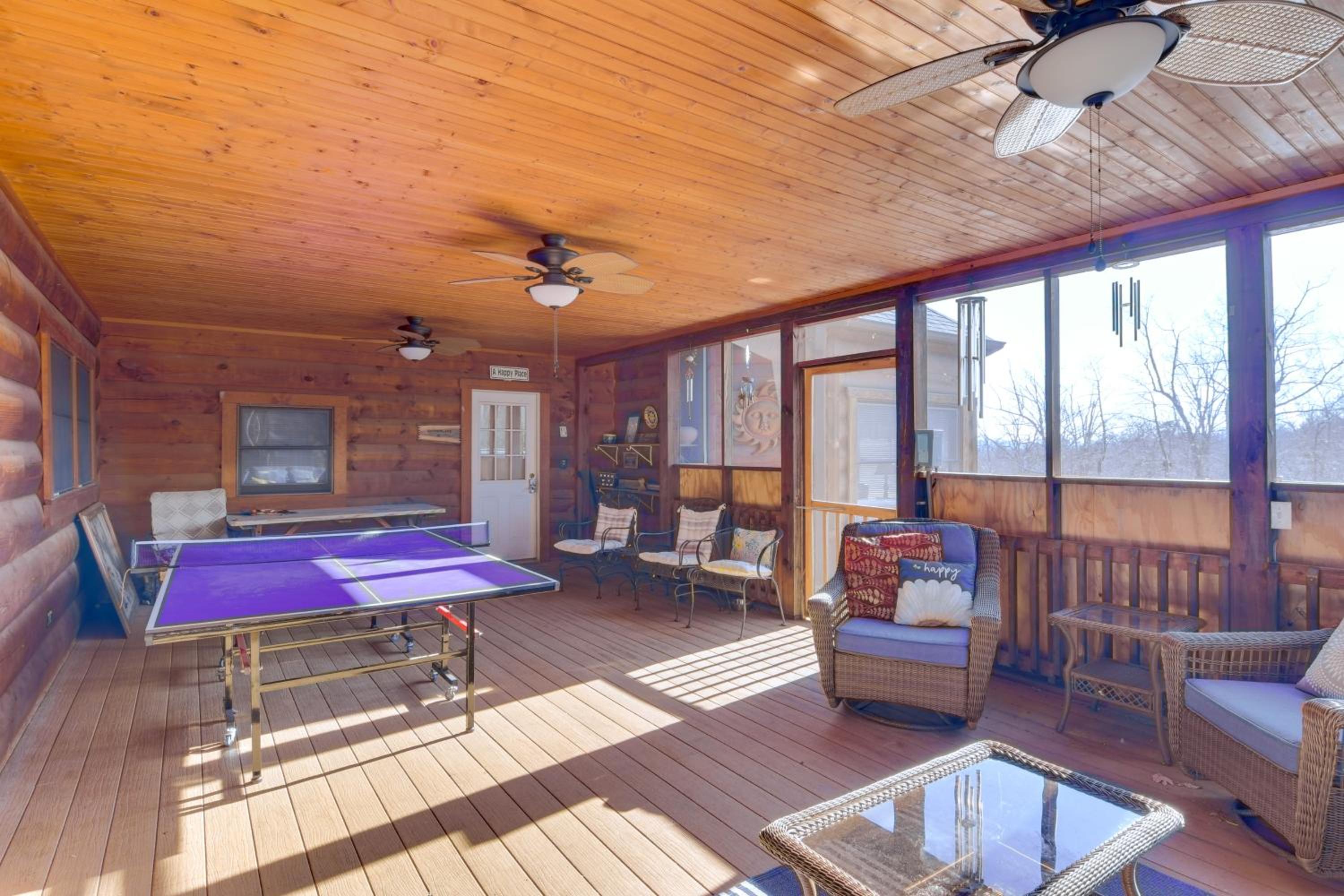 Pets Welcome! Shenandoah Log Home with Hot Tub