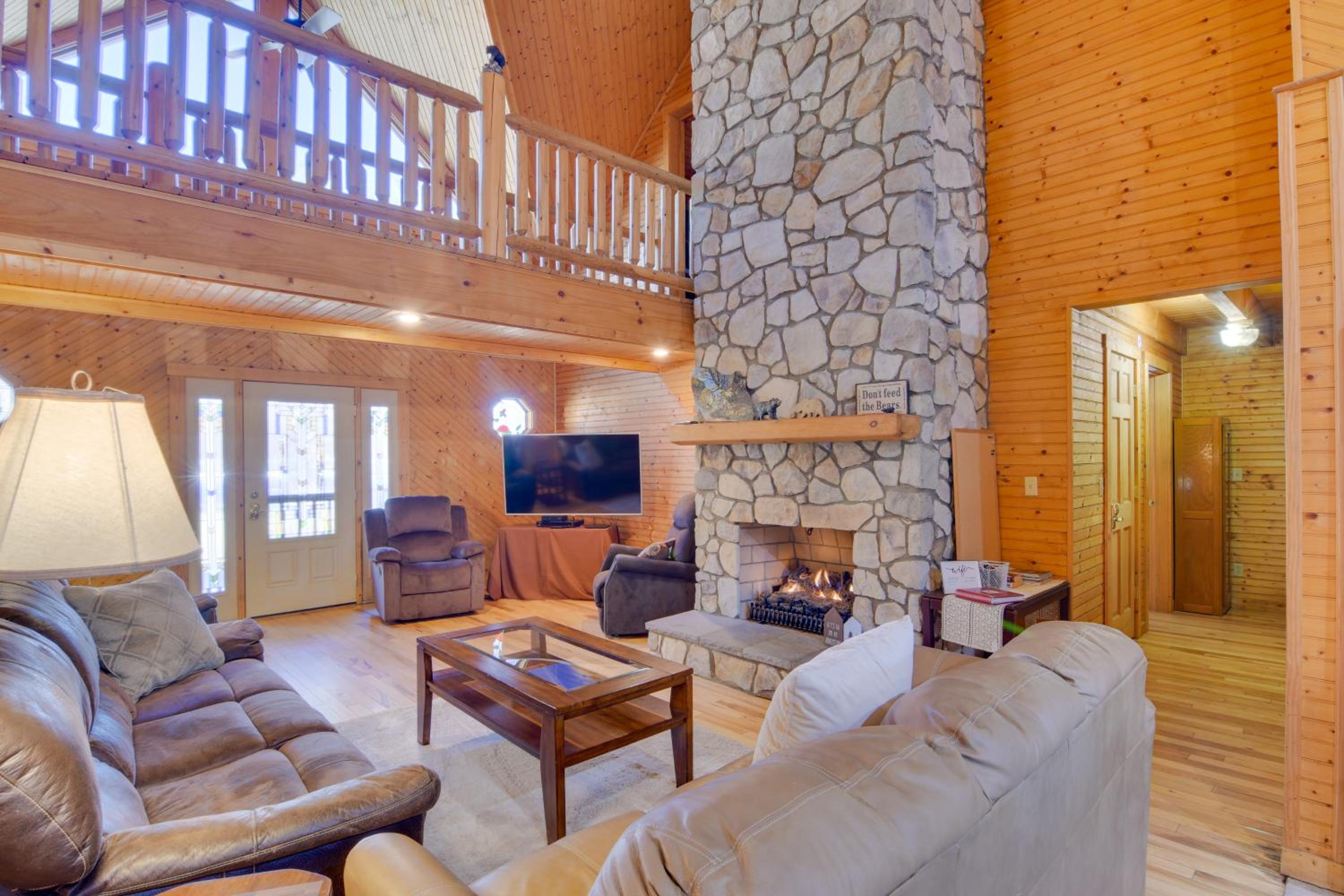 Pets Welcome! Shenandoah Log Home with Hot Tub