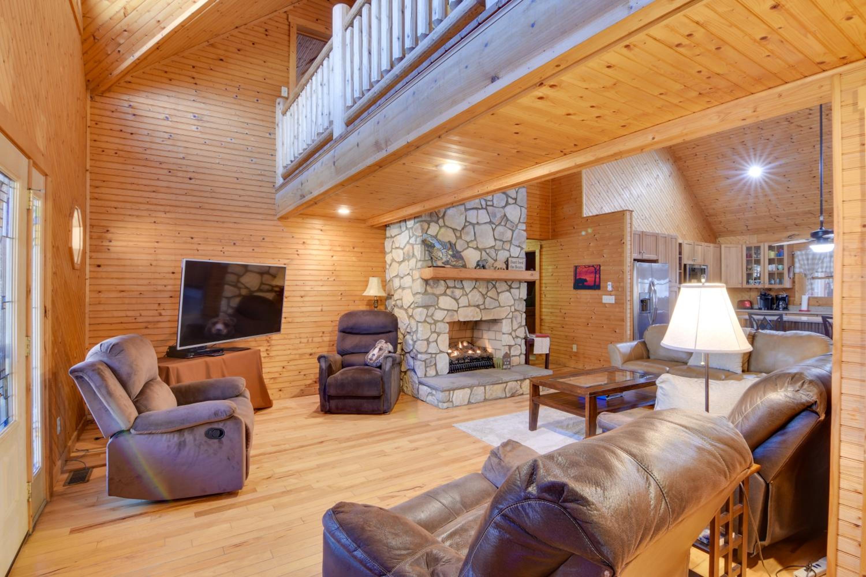 Pets Welcome! Shenandoah Log Home with Hot Tub