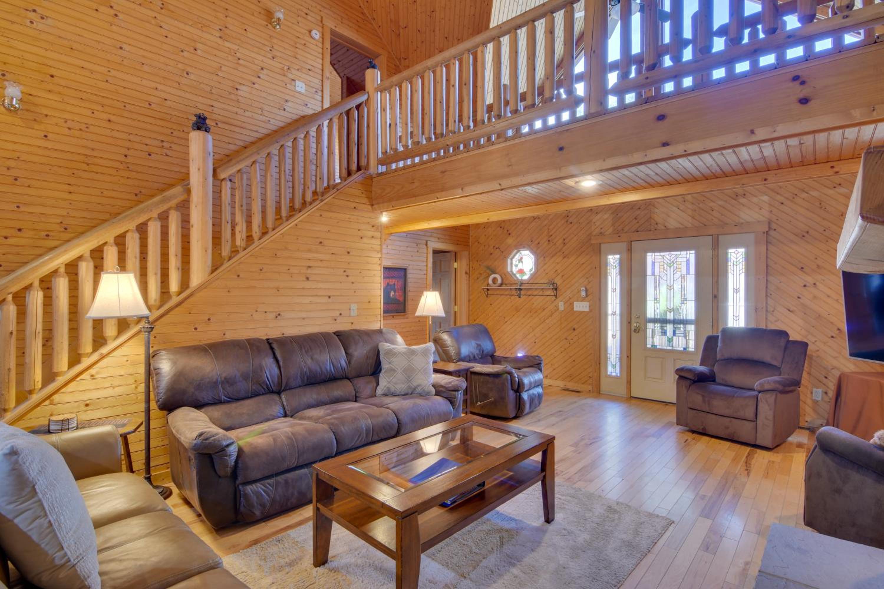 Pets Welcome! Shenandoah Log Home with Hot Tub