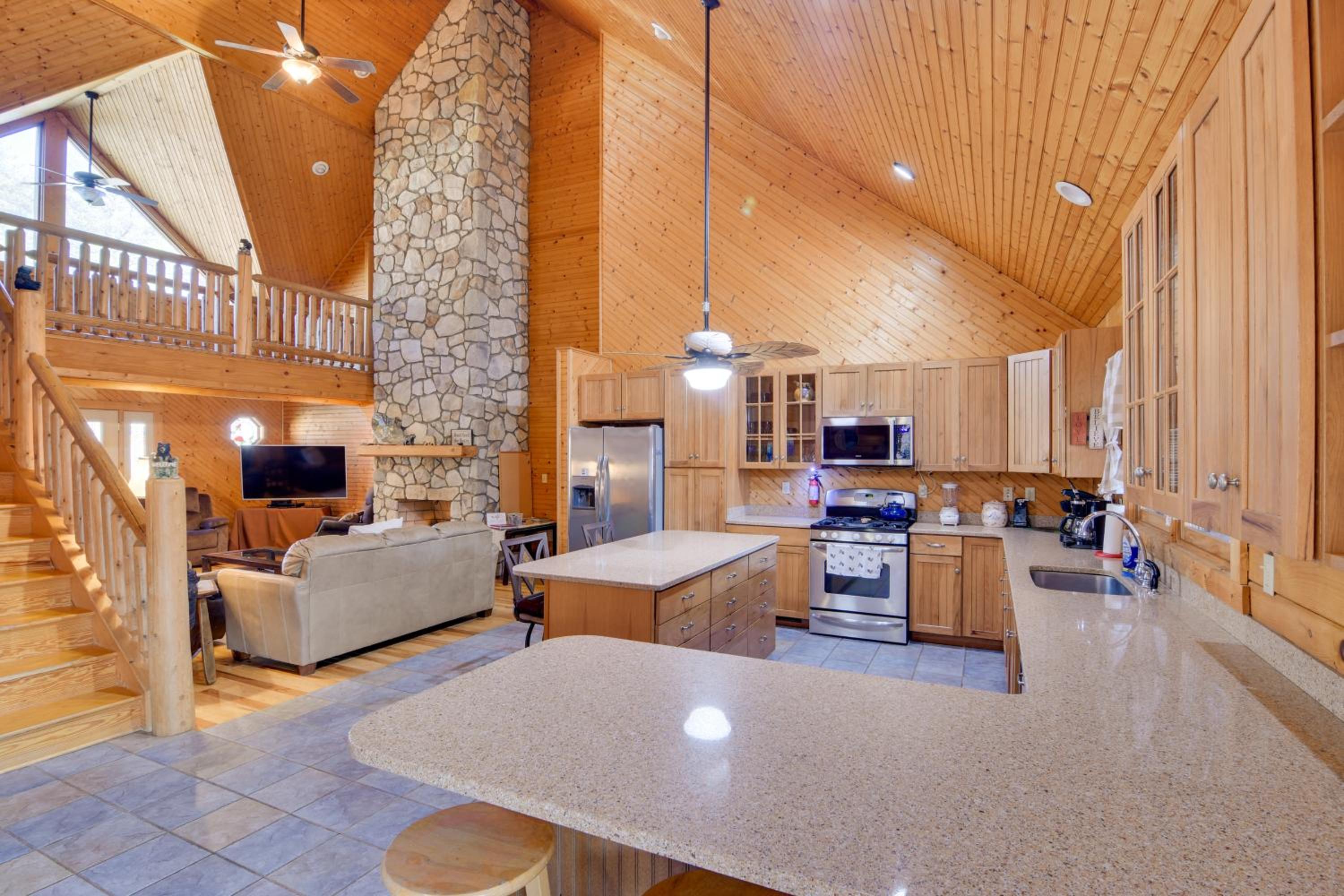 Pets Welcome! Shenandoah Log Home with Hot Tub