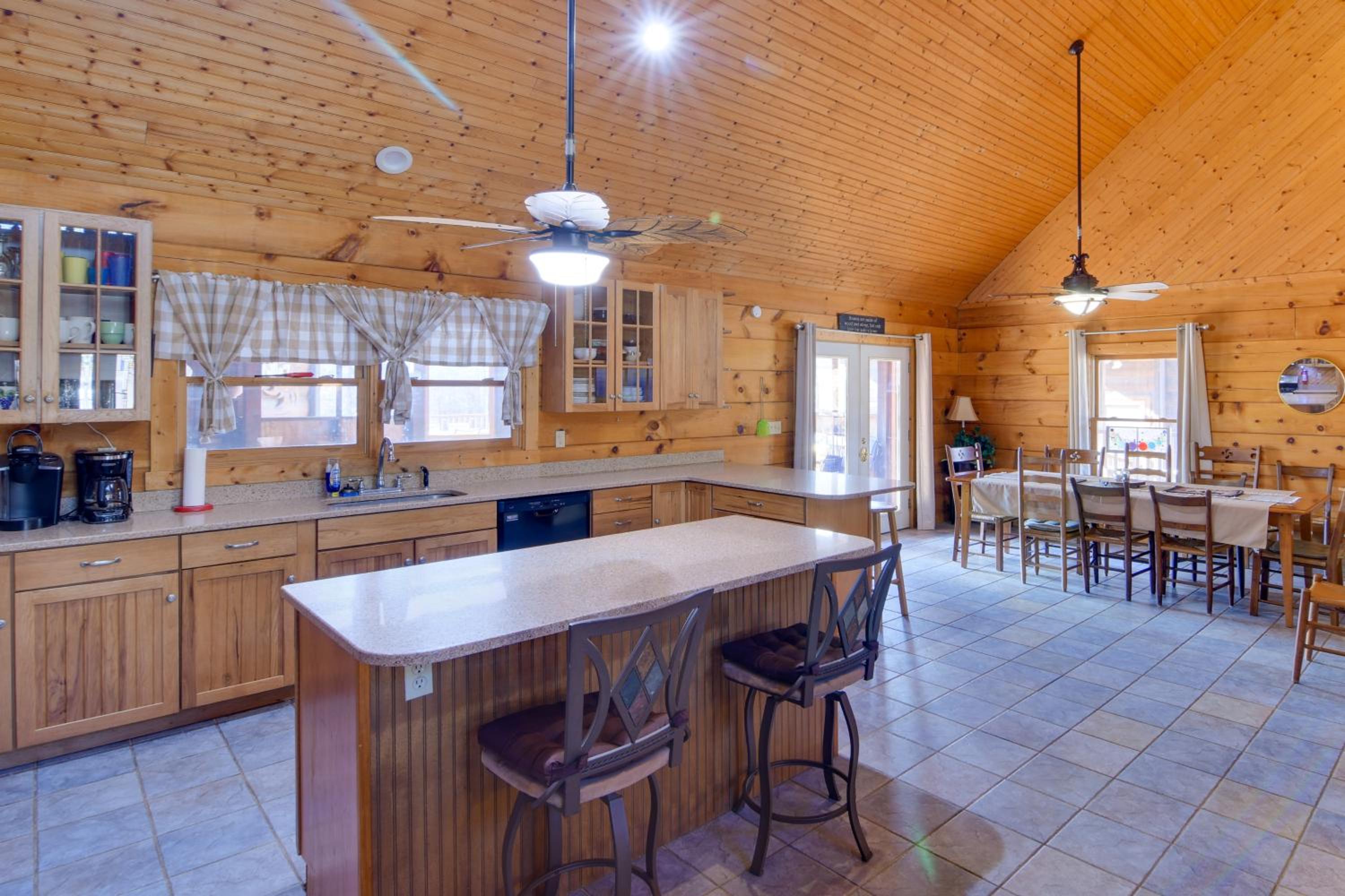 Pets Welcome! Shenandoah Log Home with Hot Tub