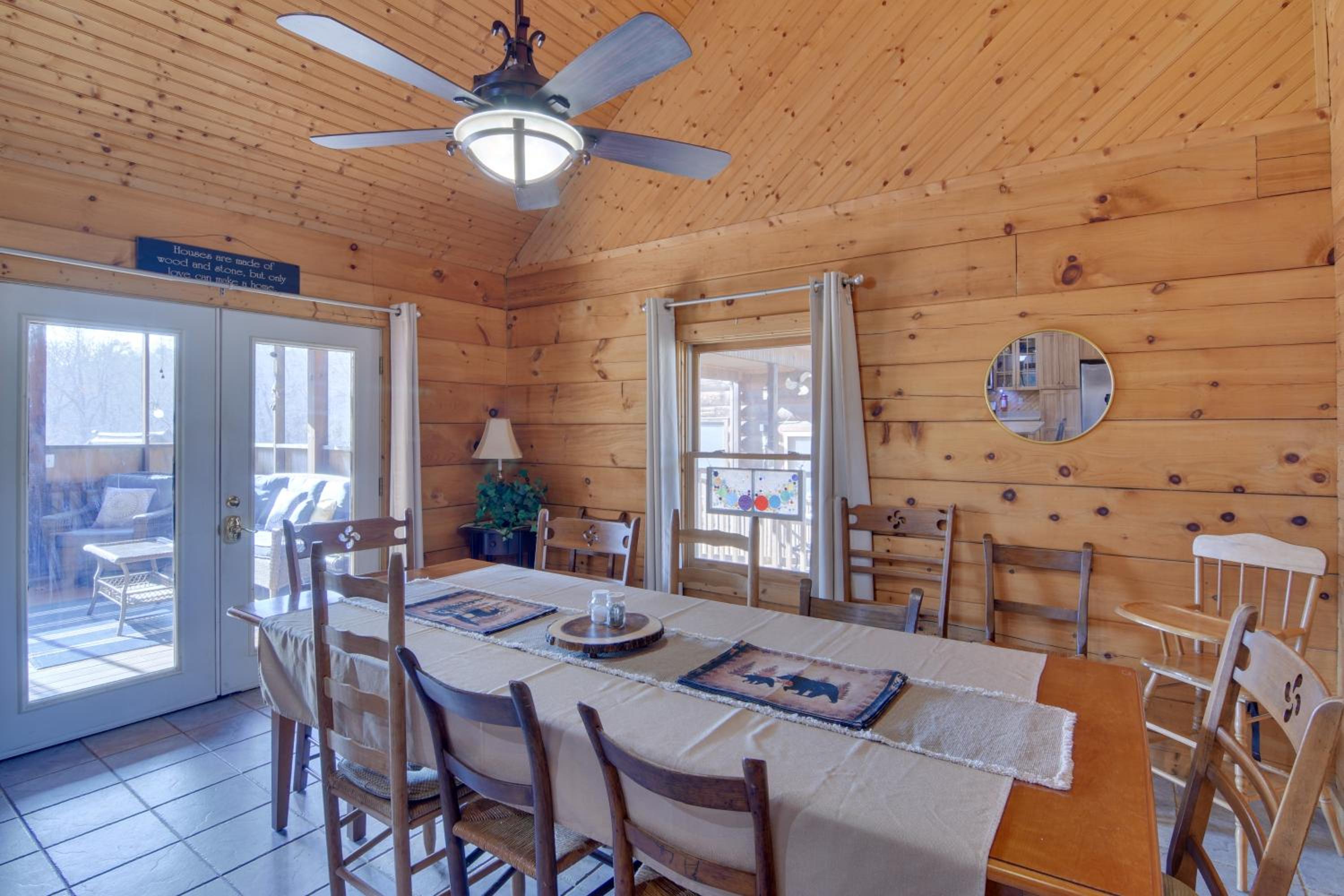Pets Welcome! Shenandoah Log Home with Hot Tub