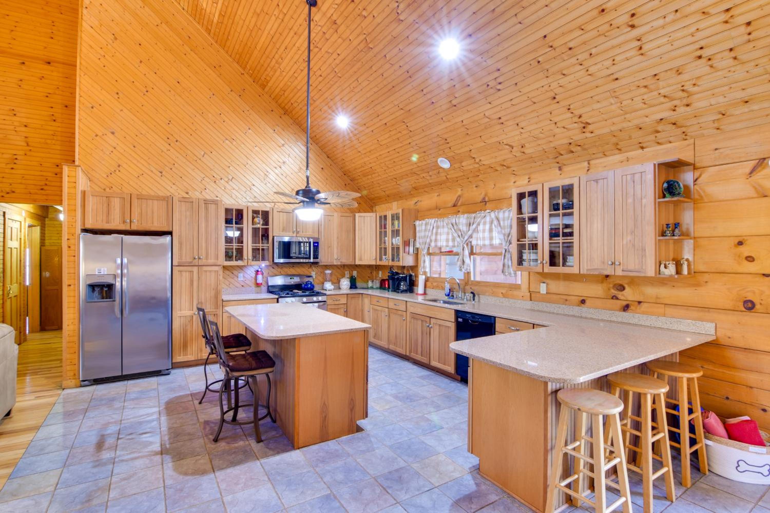 Pets Welcome! Shenandoah Log Home with Hot Tub
