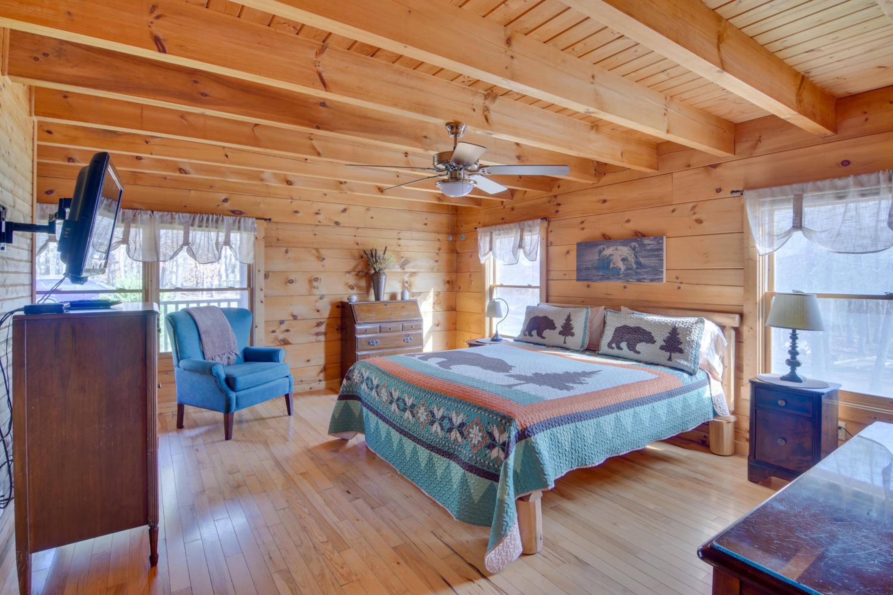 Pets Welcome! Shenandoah Log Home with Hot Tub
