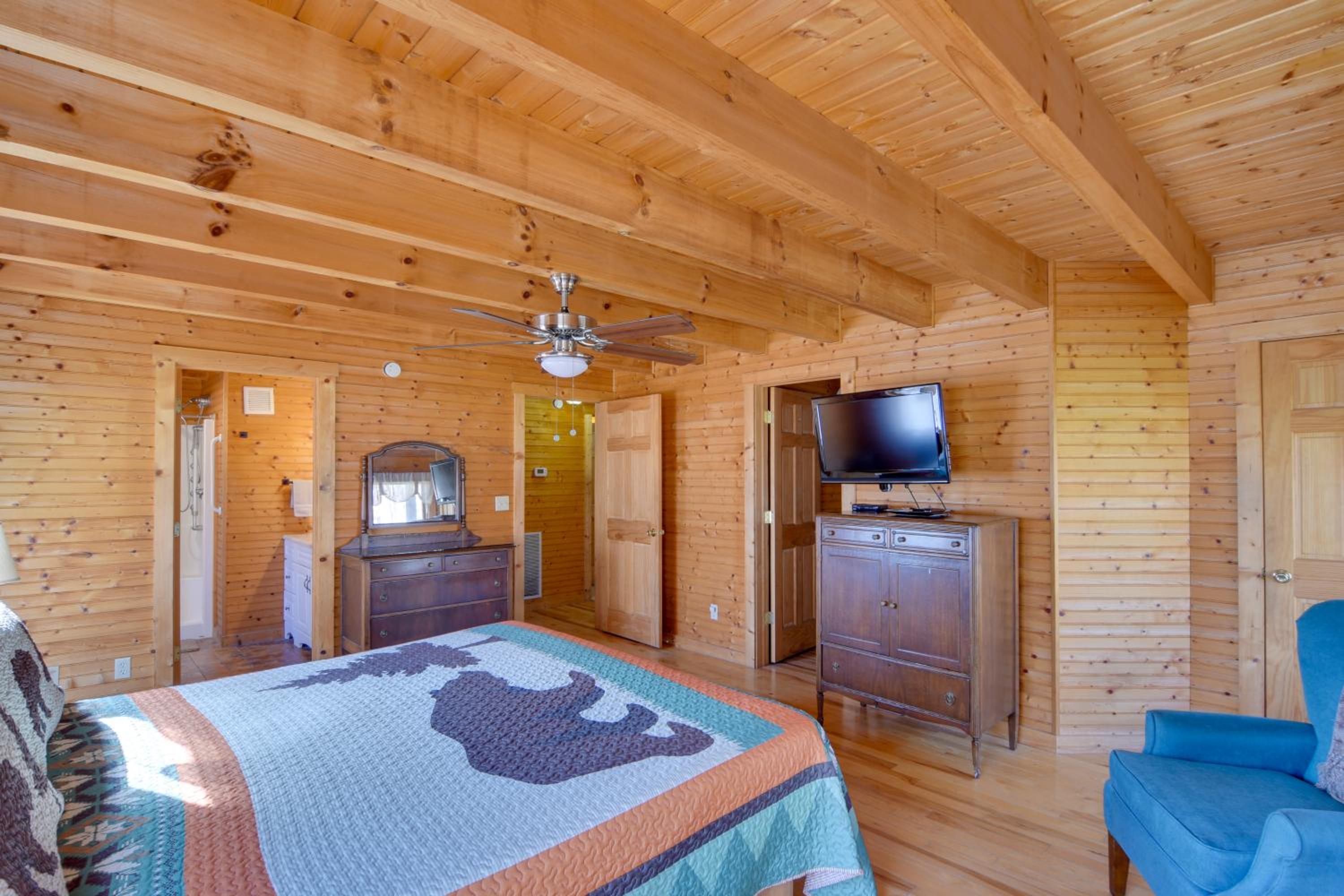 Pets Welcome! Shenandoah Log Home with Hot Tub