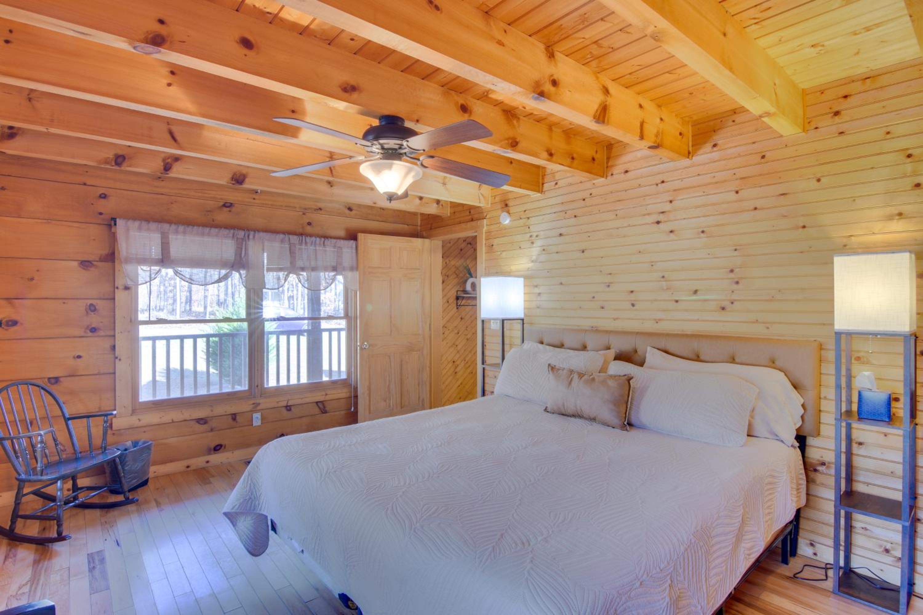 Pets Welcome! Shenandoah Log Home with Hot Tub