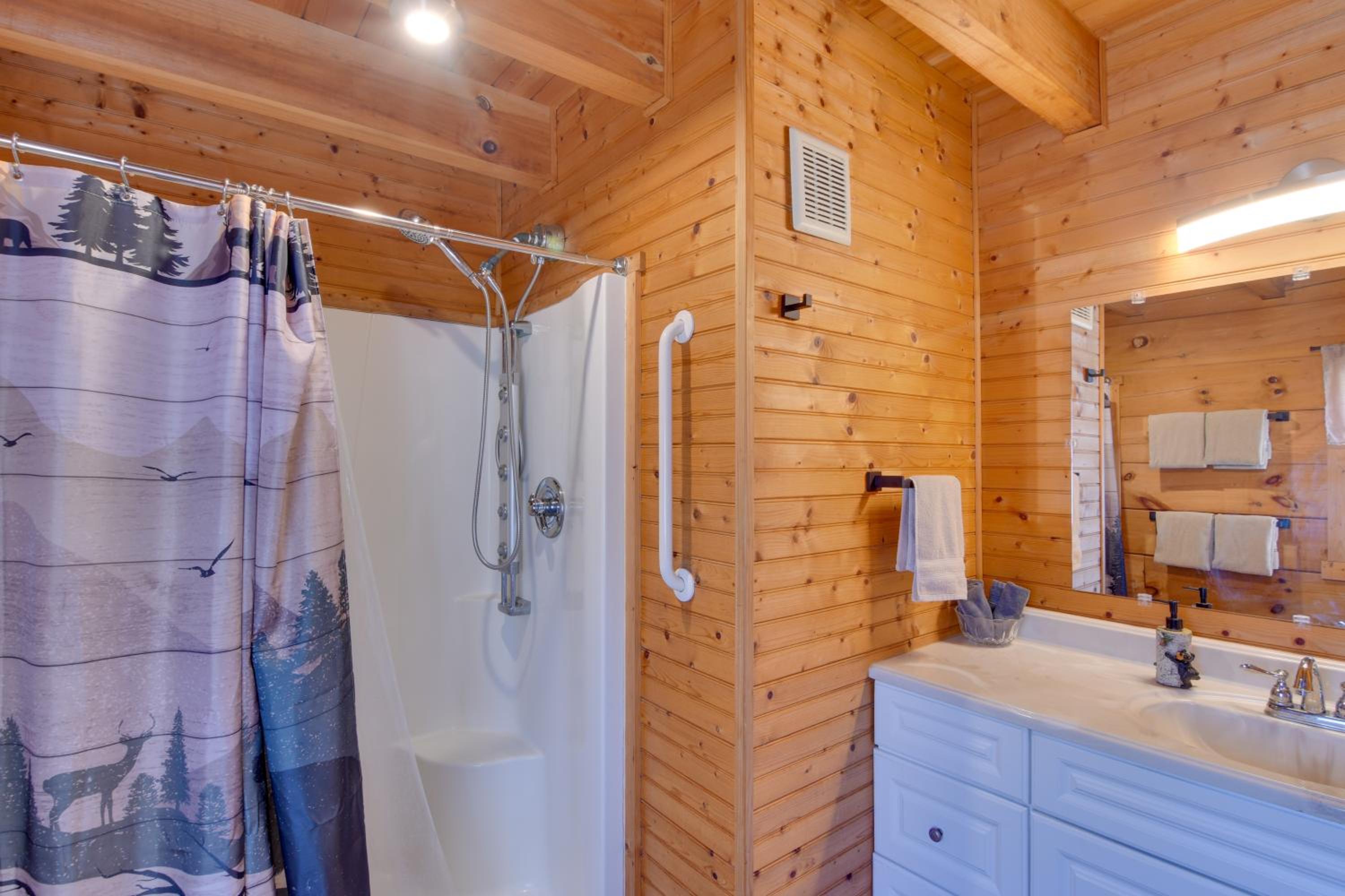Pets Welcome! Shenandoah Log Home with Hot Tub