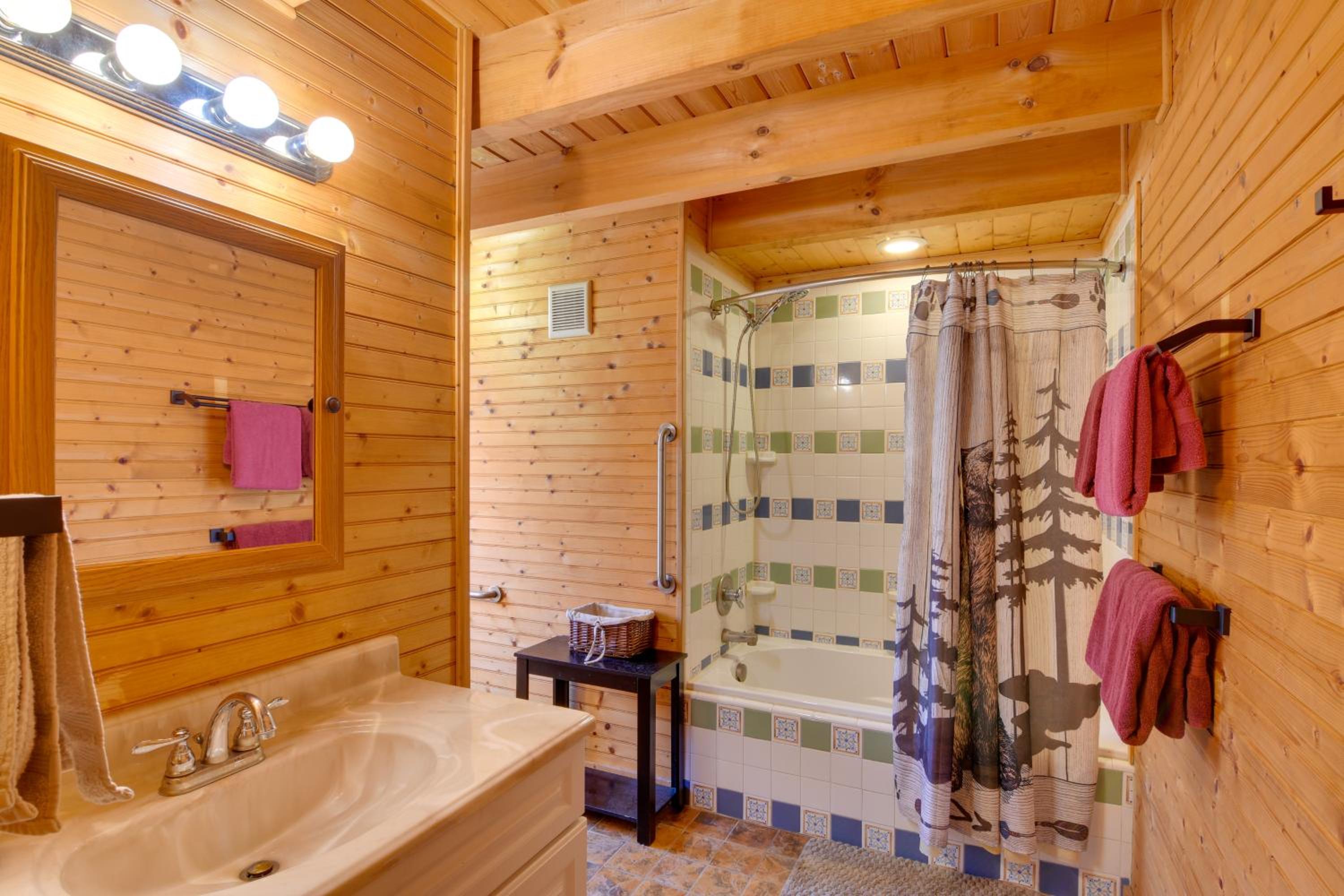 Pets Welcome! Shenandoah Log Home with Hot Tub