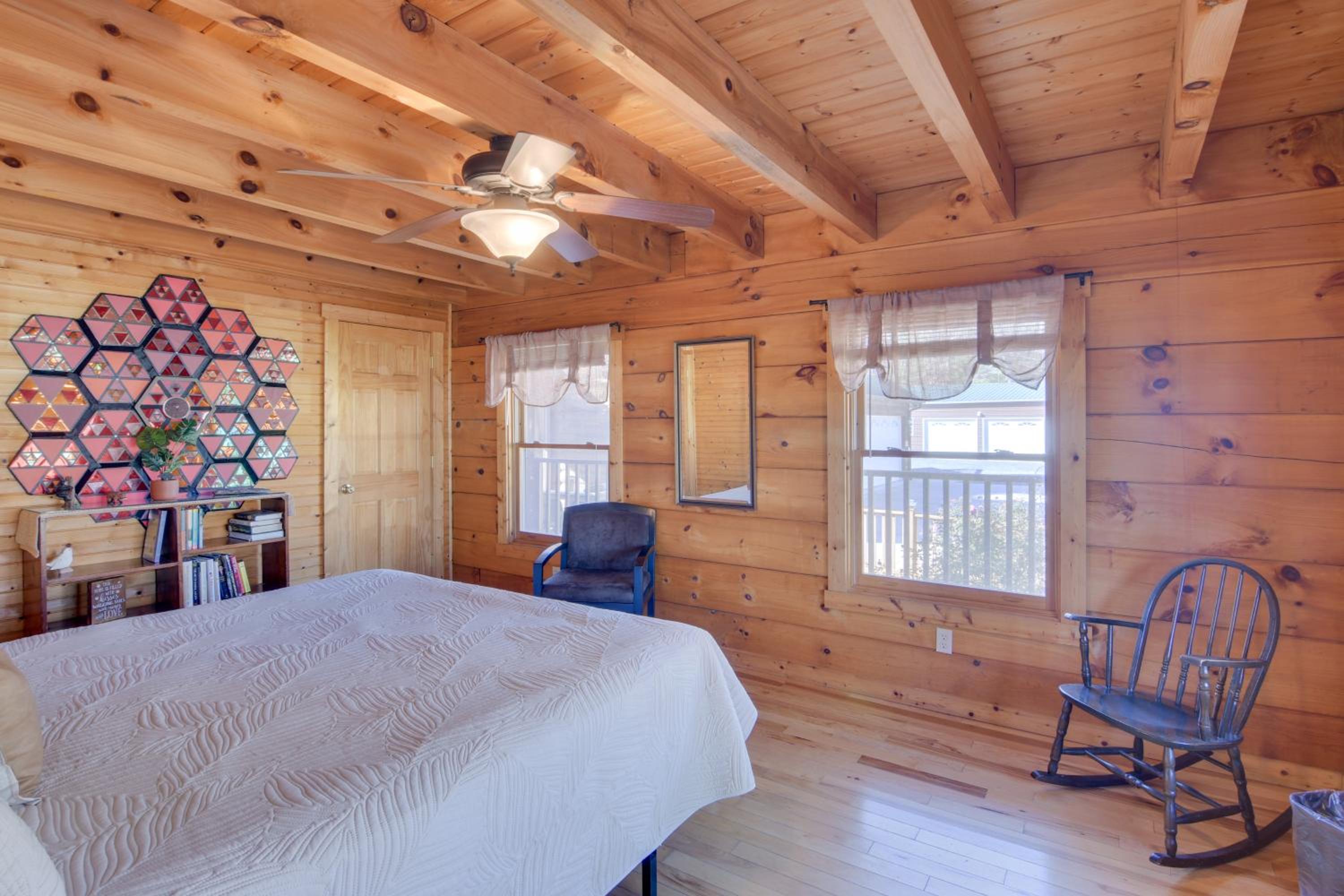 Pets Welcome! Shenandoah Log Home with Hot Tub
