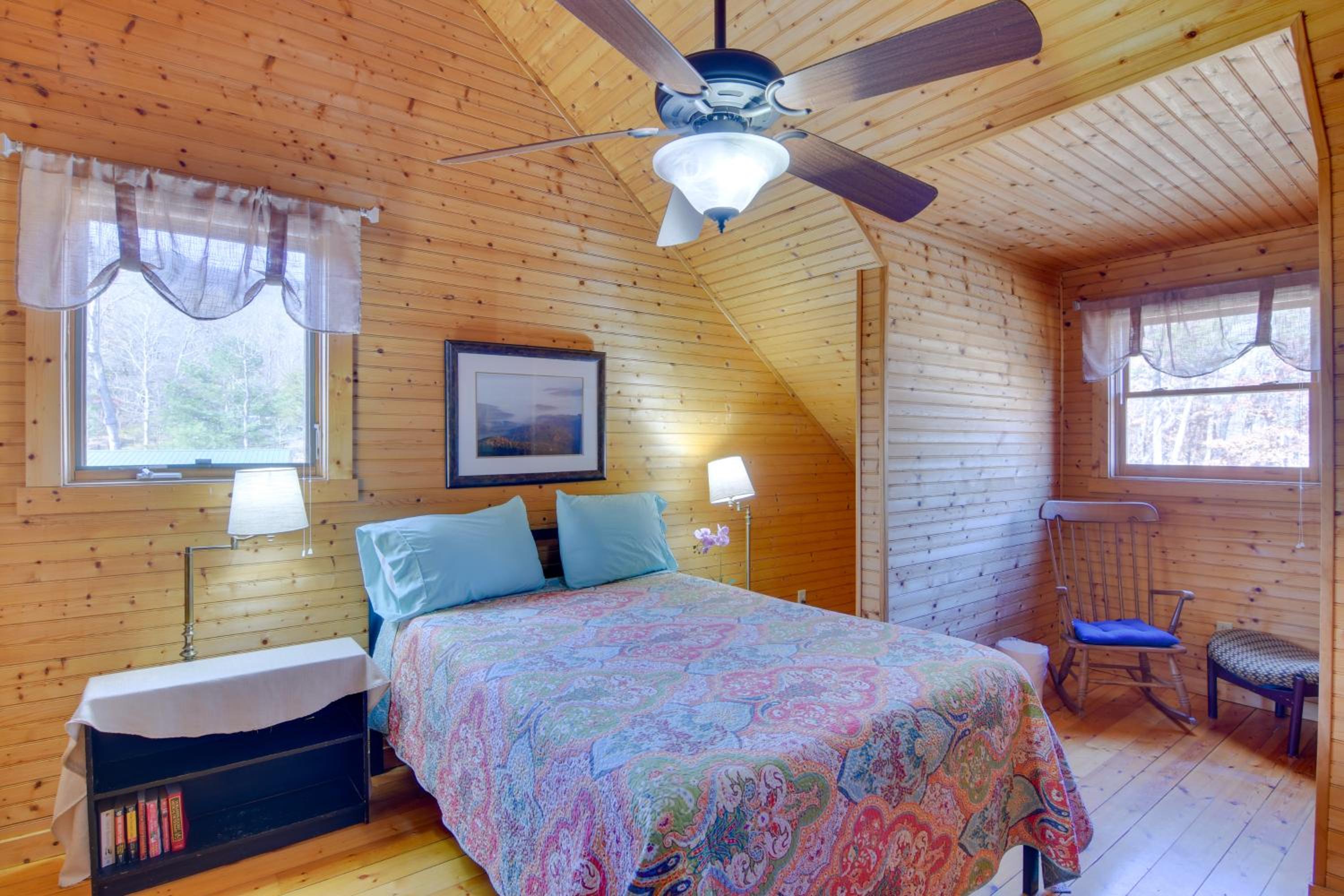 Pets Welcome! Shenandoah Log Home with Hot Tub