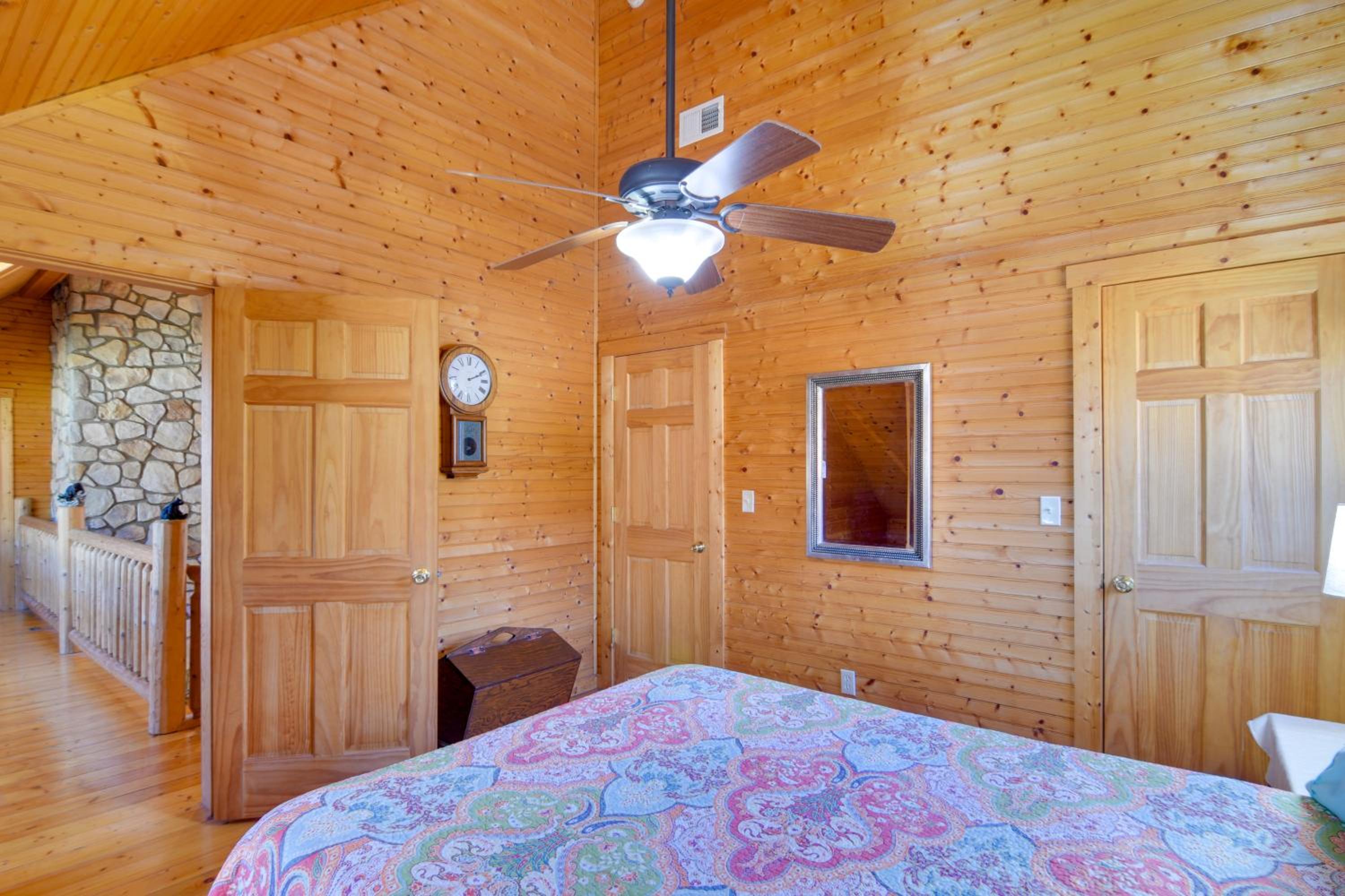Pets Welcome! Shenandoah Log Home with Hot Tub