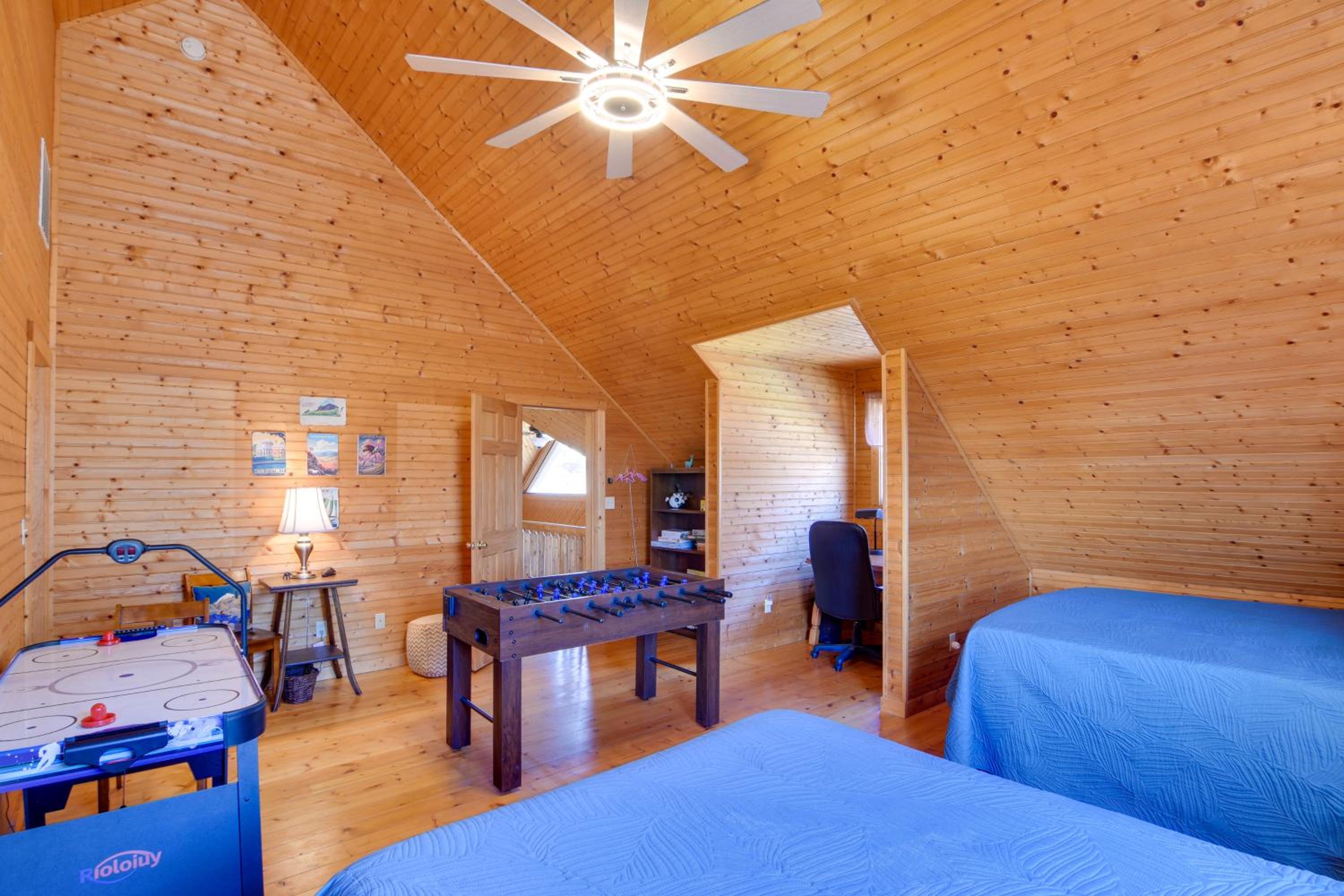 Pets Welcome! Shenandoah Log Home with Hot Tub