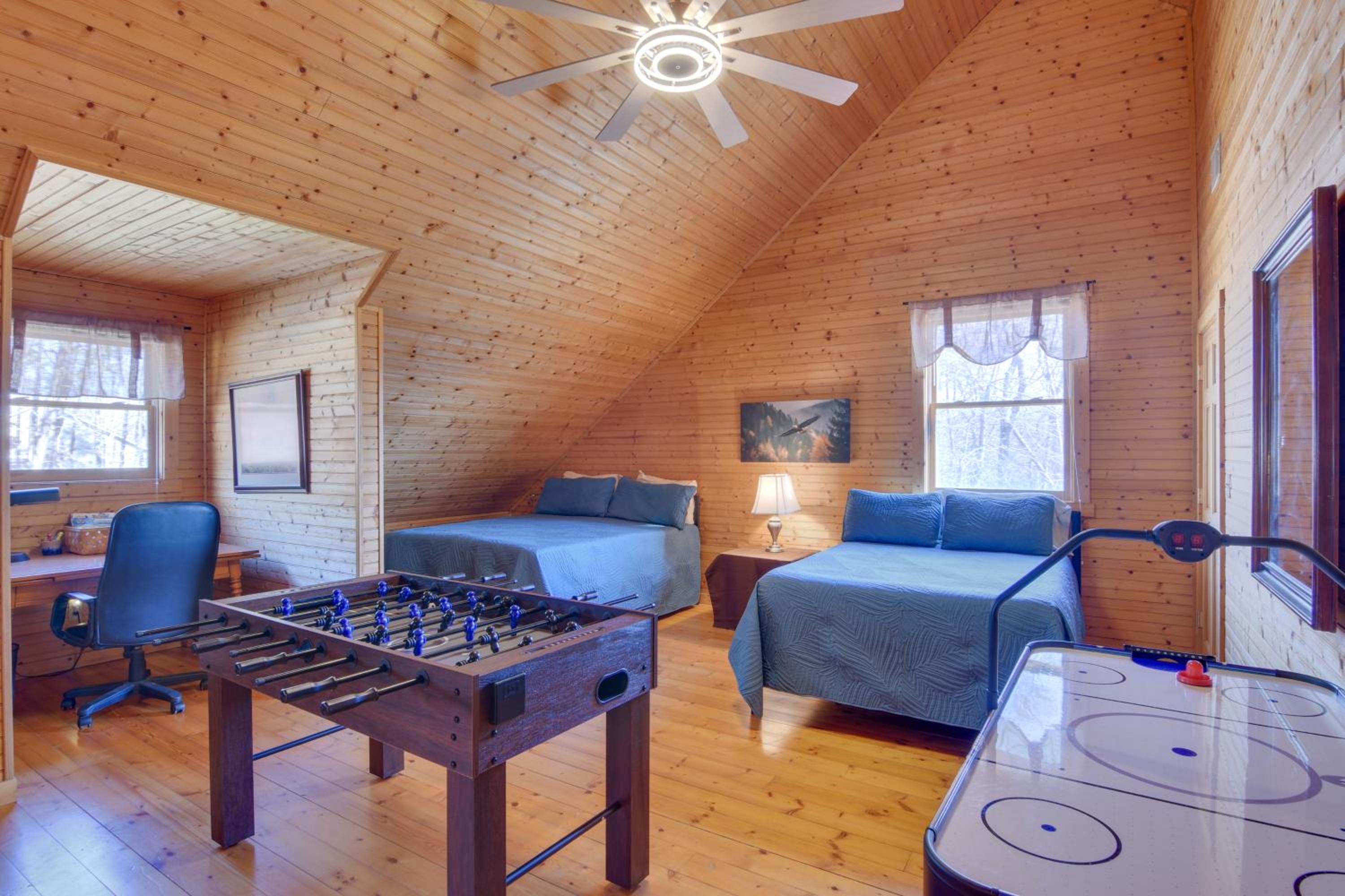Pets Welcome! Shenandoah Log Home with Hot Tub