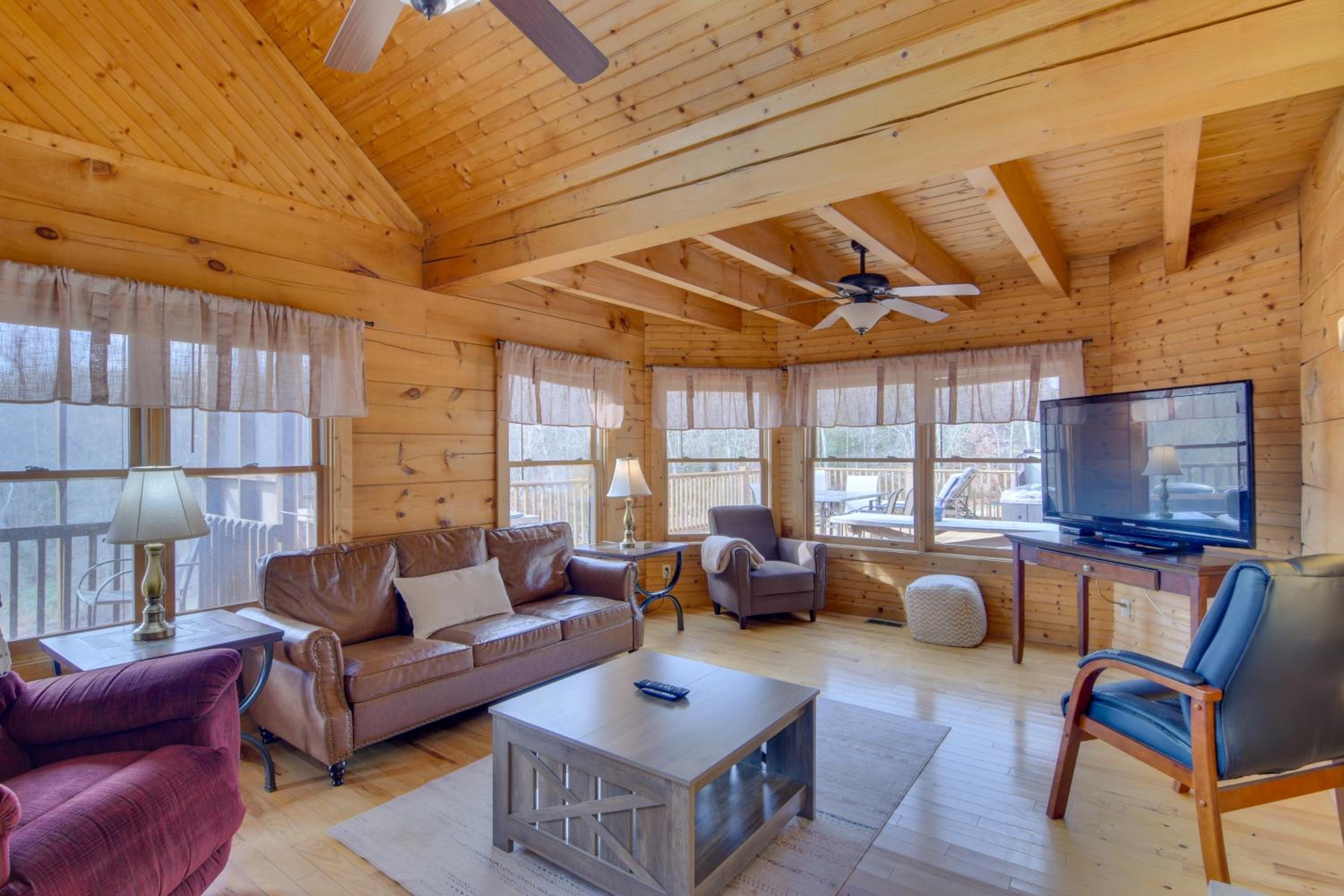 Pets Welcome! Shenandoah Log Home with Hot Tub