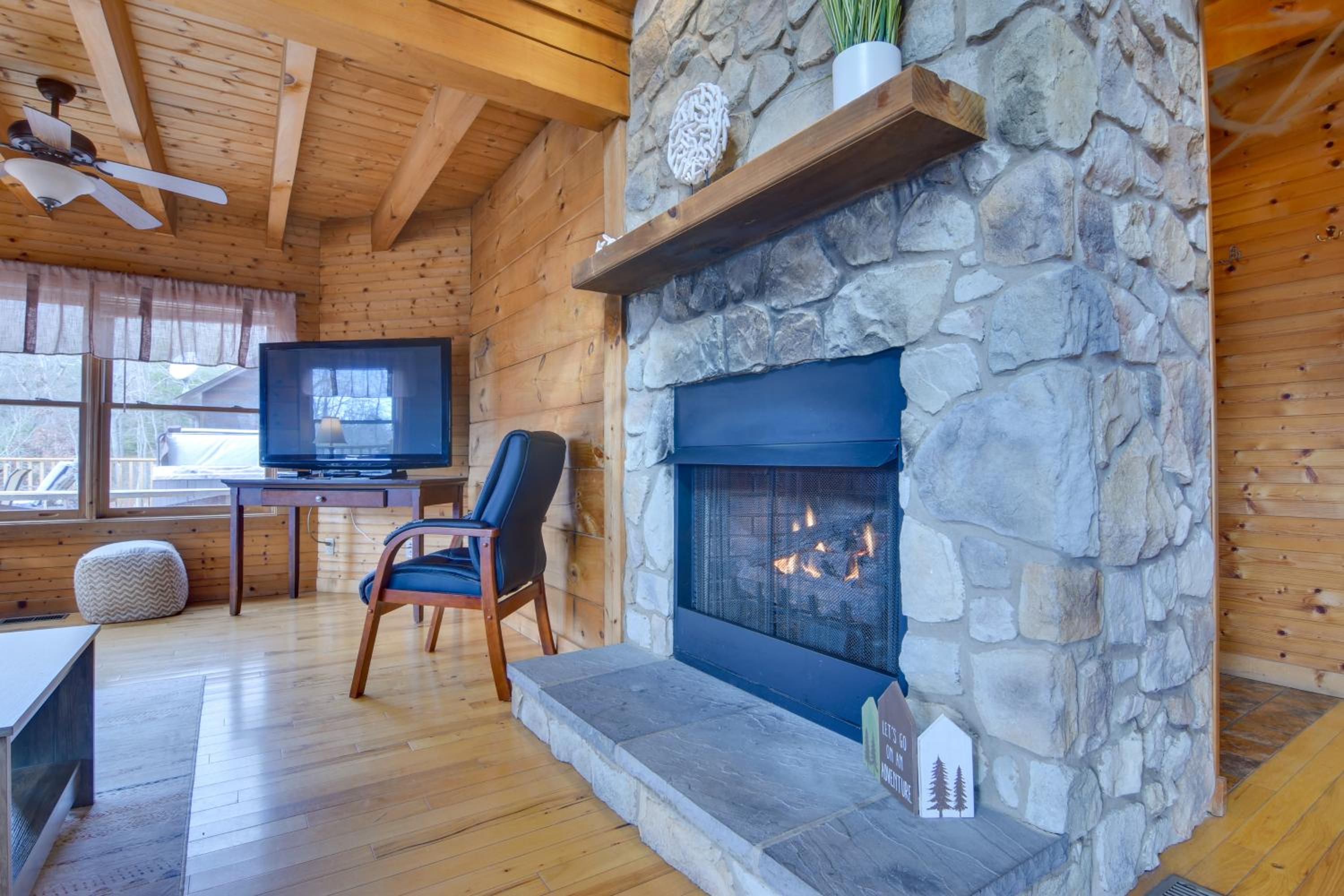 Pets Welcome! Shenandoah Log Home with Hot Tub