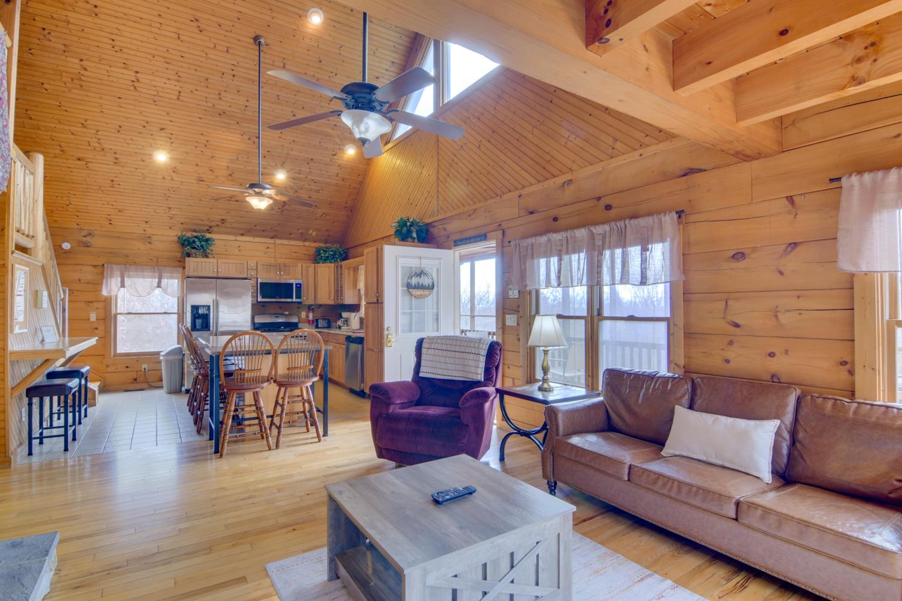 Pets Welcome! Shenandoah Log Home with Hot Tub