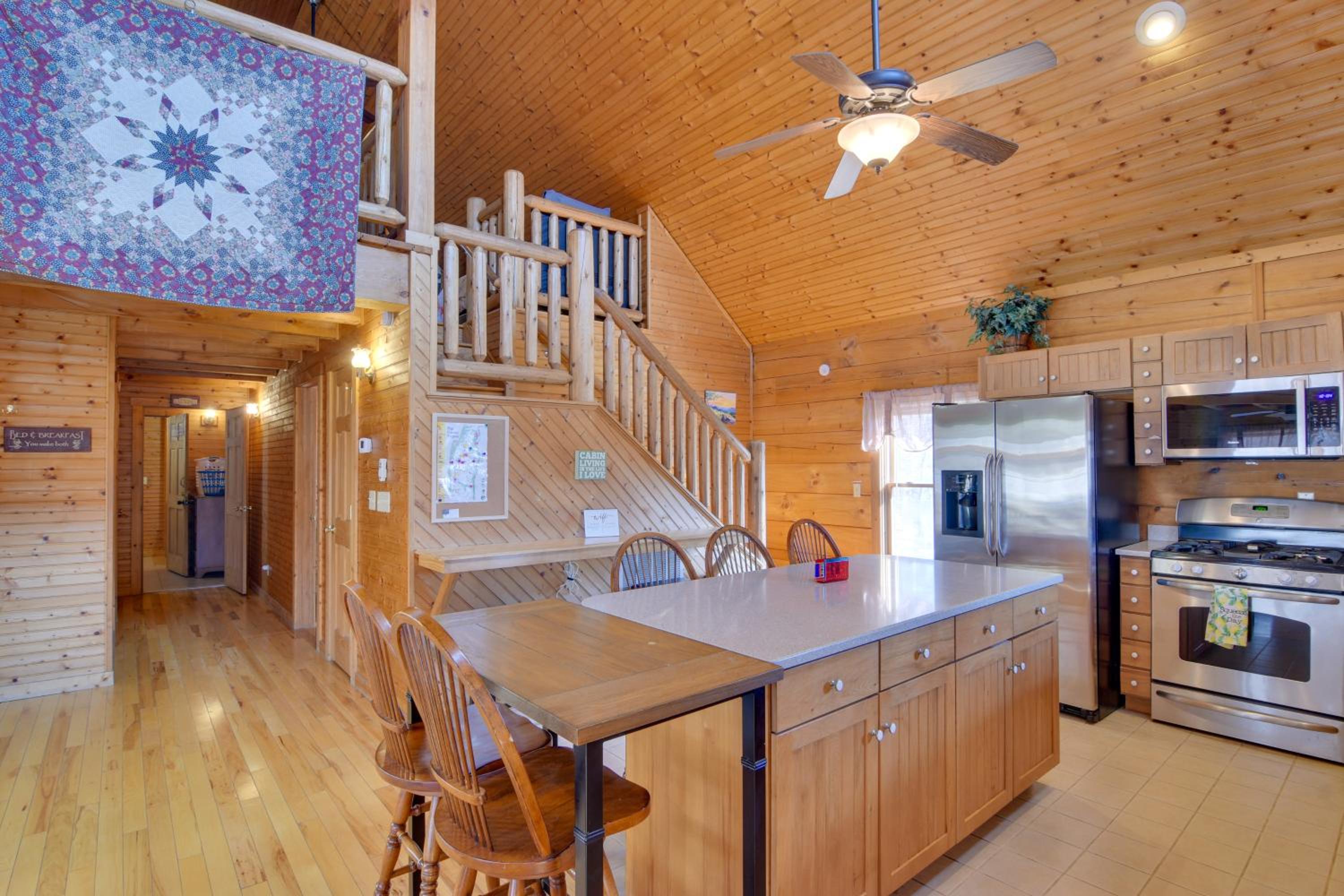 Pets Welcome! Shenandoah Log Home with Hot Tub