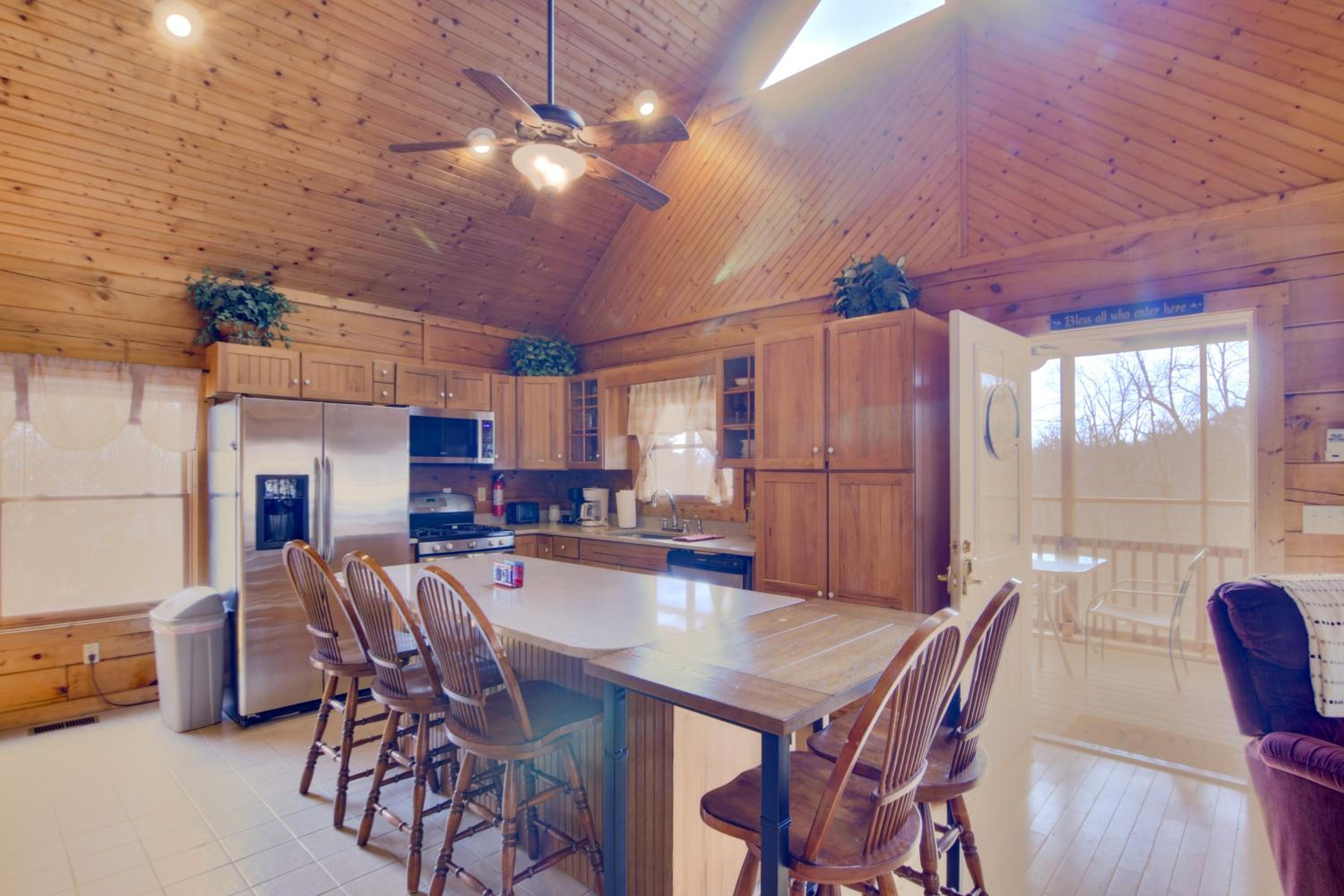 Pets Welcome! Shenandoah Log Home with Hot Tub