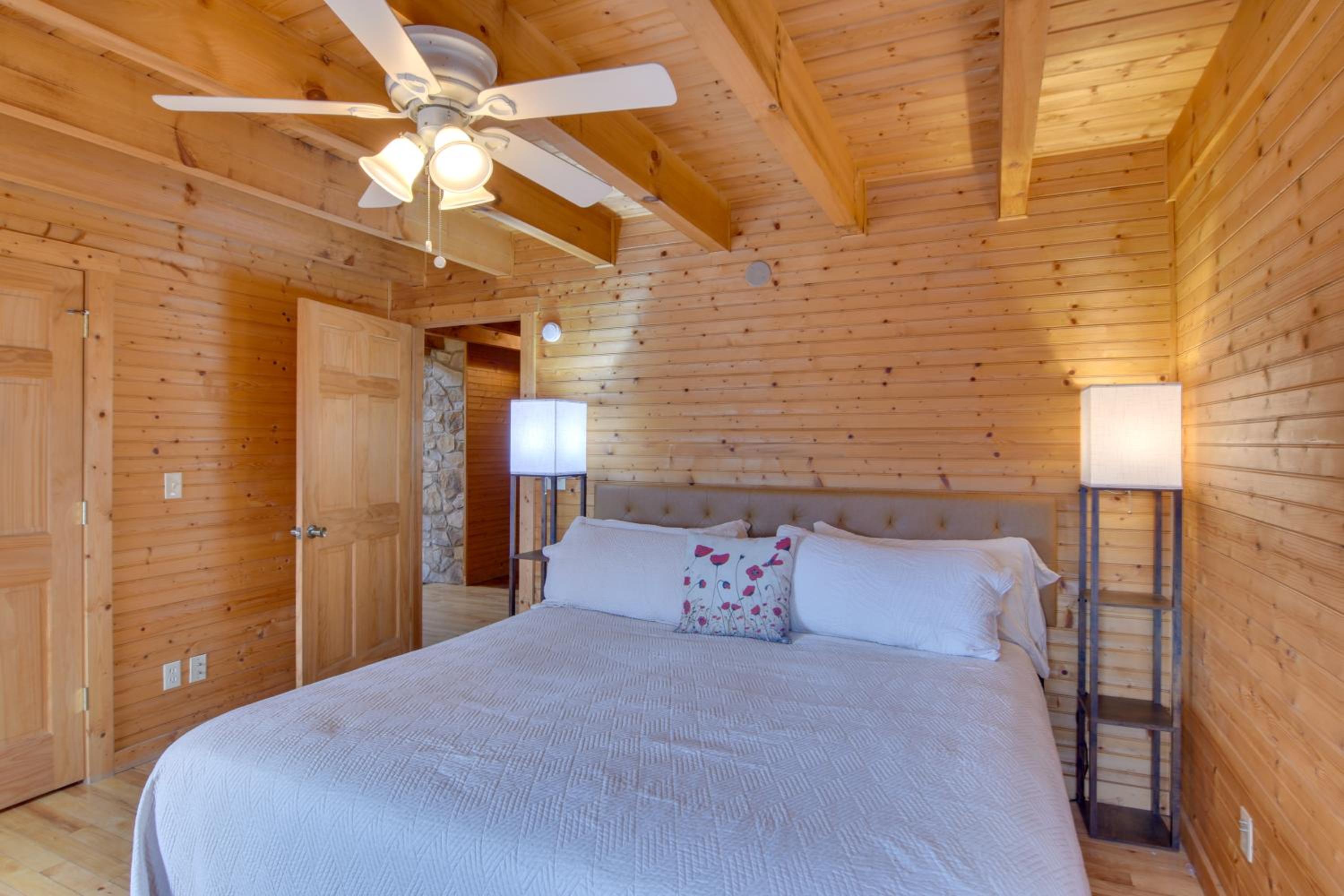 Pets Welcome! Shenandoah Log Home with Hot Tub