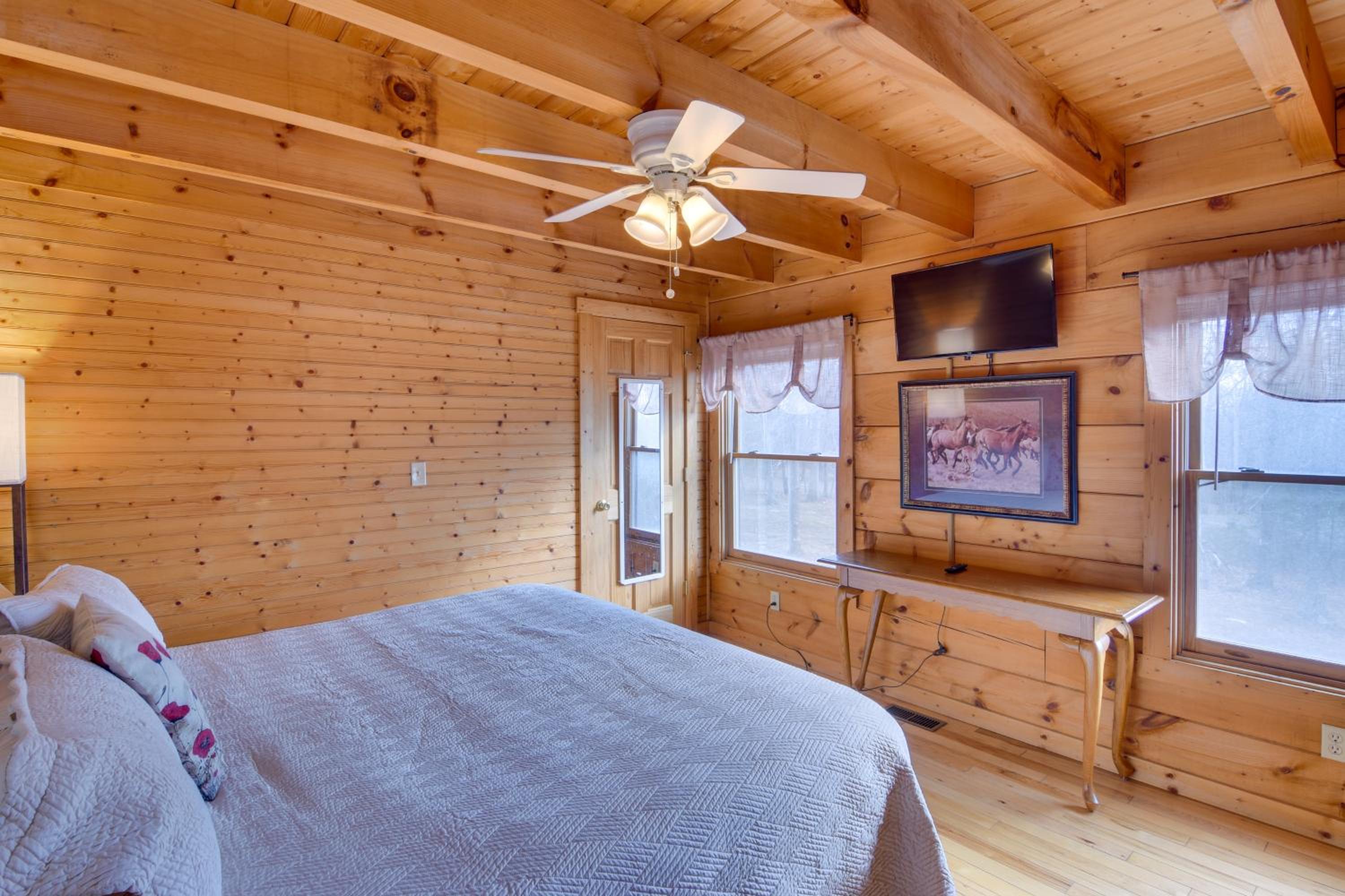 Pets Welcome! Shenandoah Log Home with Hot Tub