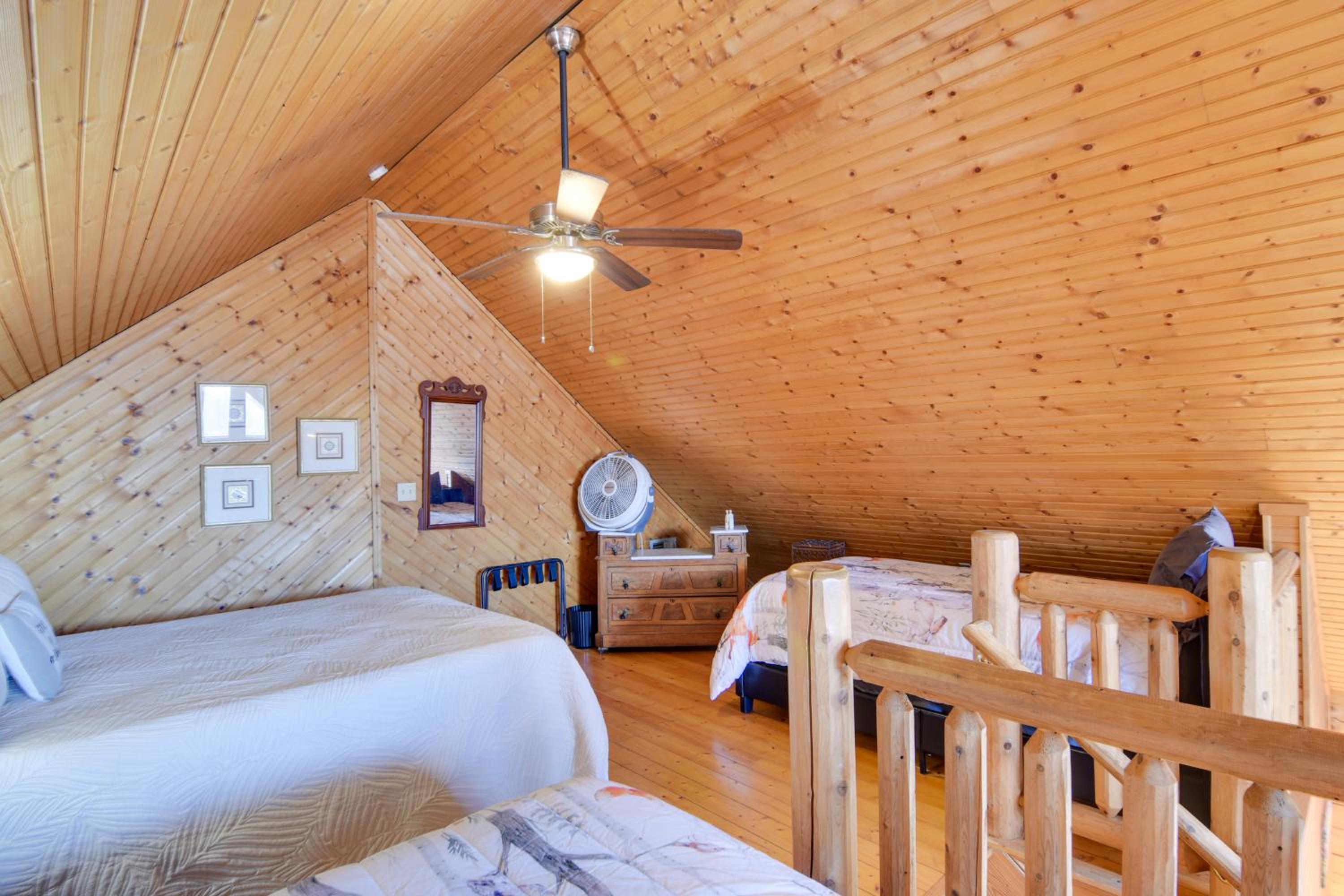 Pets Welcome! Shenandoah Log Home with Hot Tub