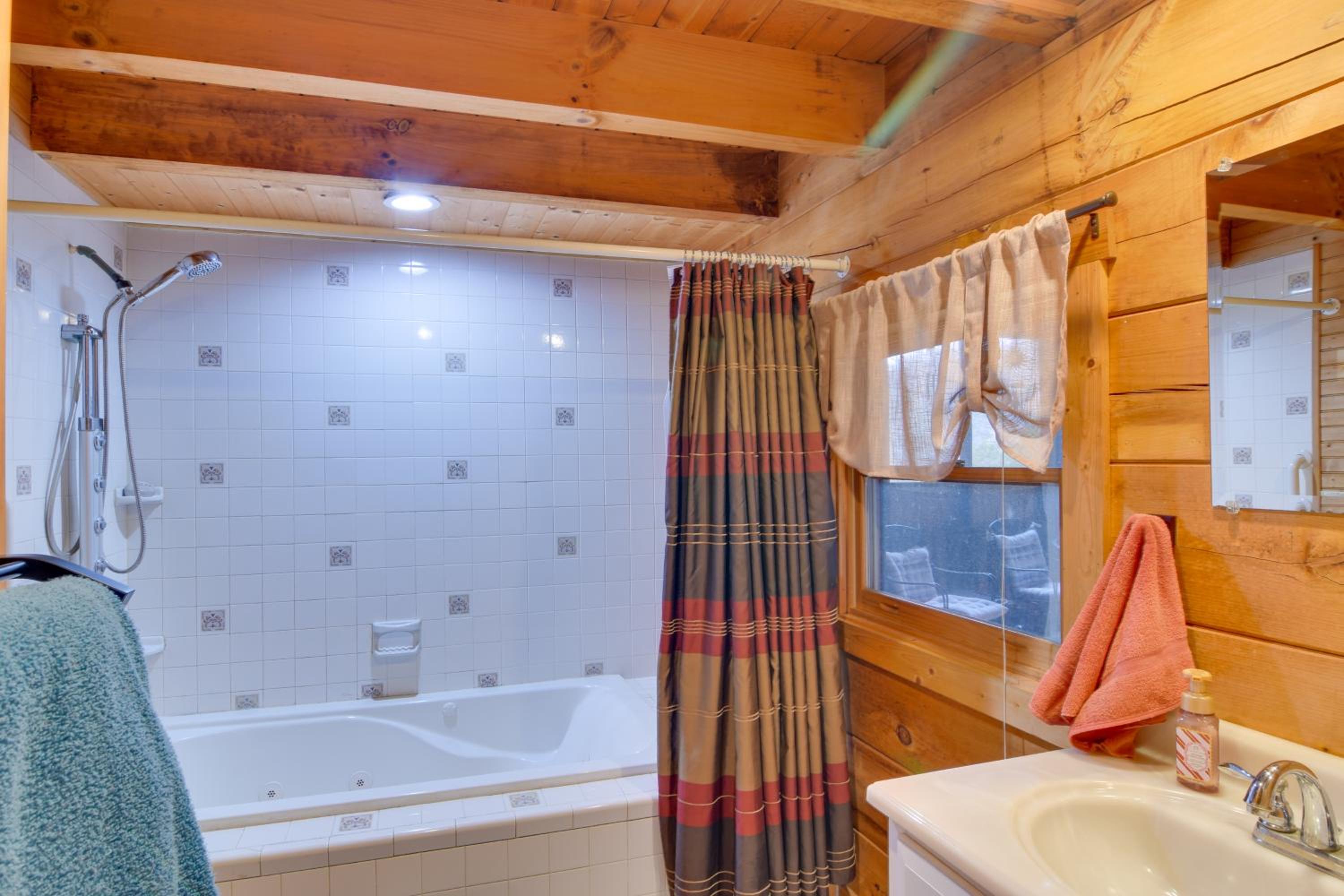 Pets Welcome! Shenandoah Log Home with Hot Tub