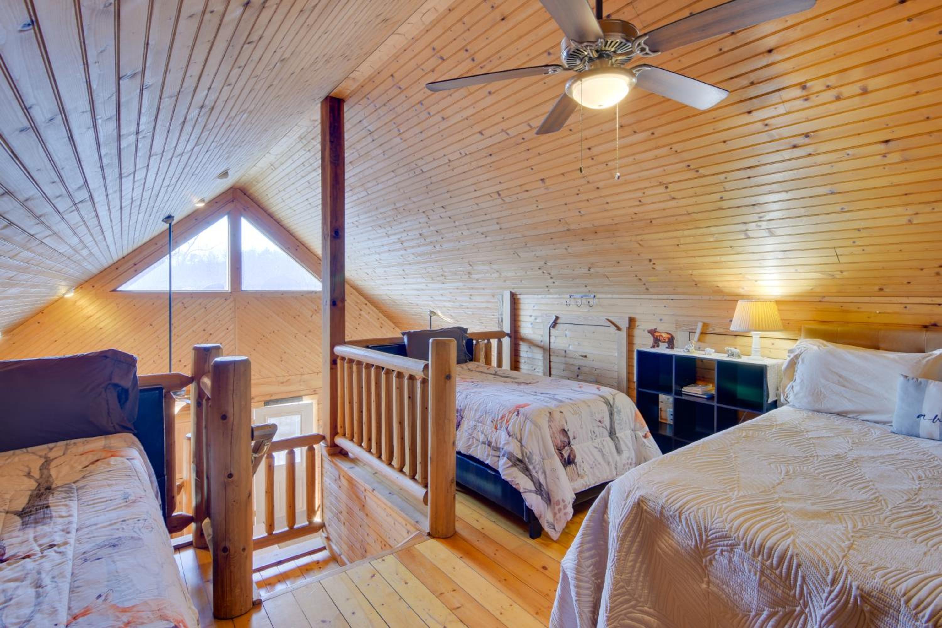 Pets Welcome! Shenandoah Log Home with Hot Tub