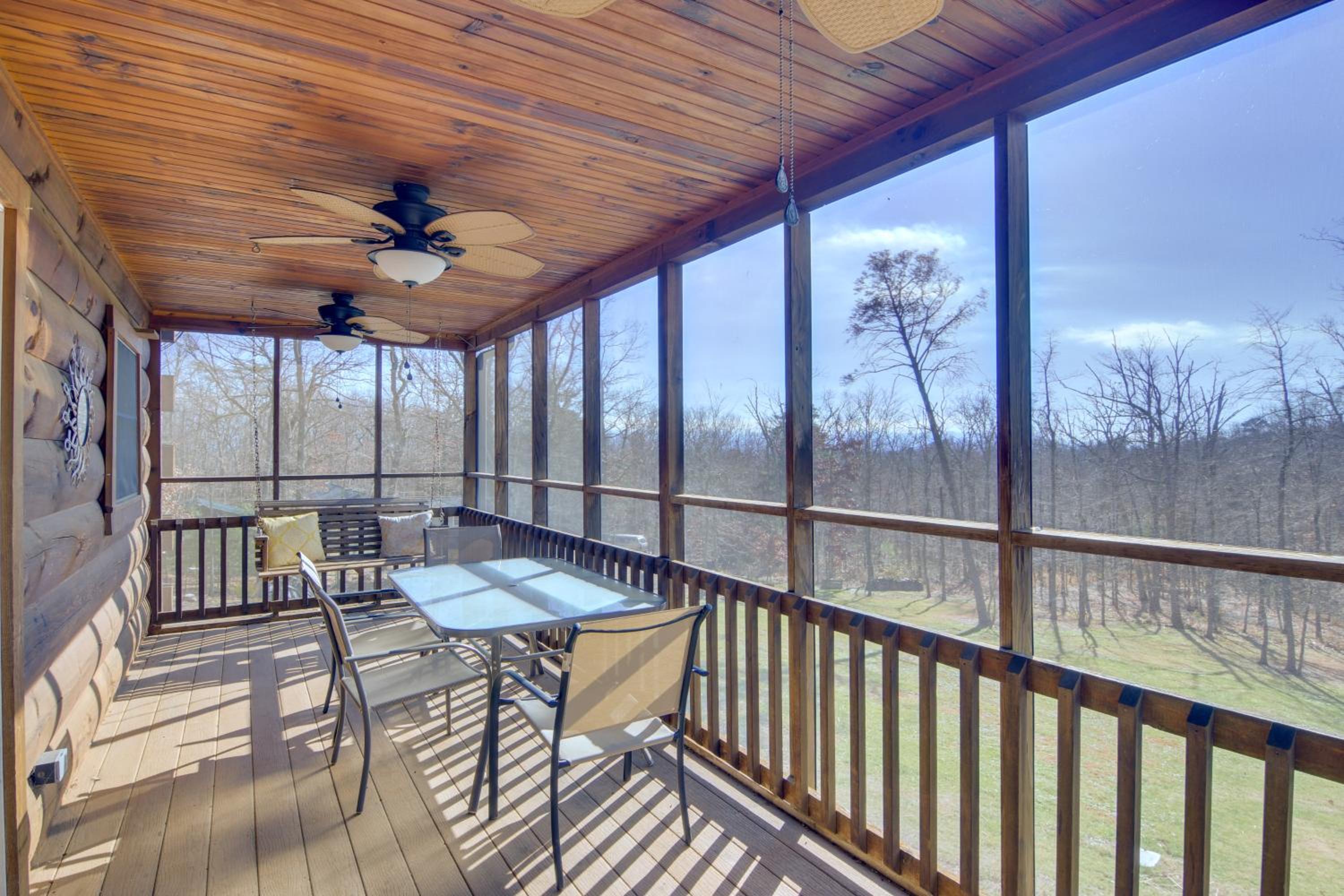 Pets Welcome! Shenandoah Log Home with Hot Tub