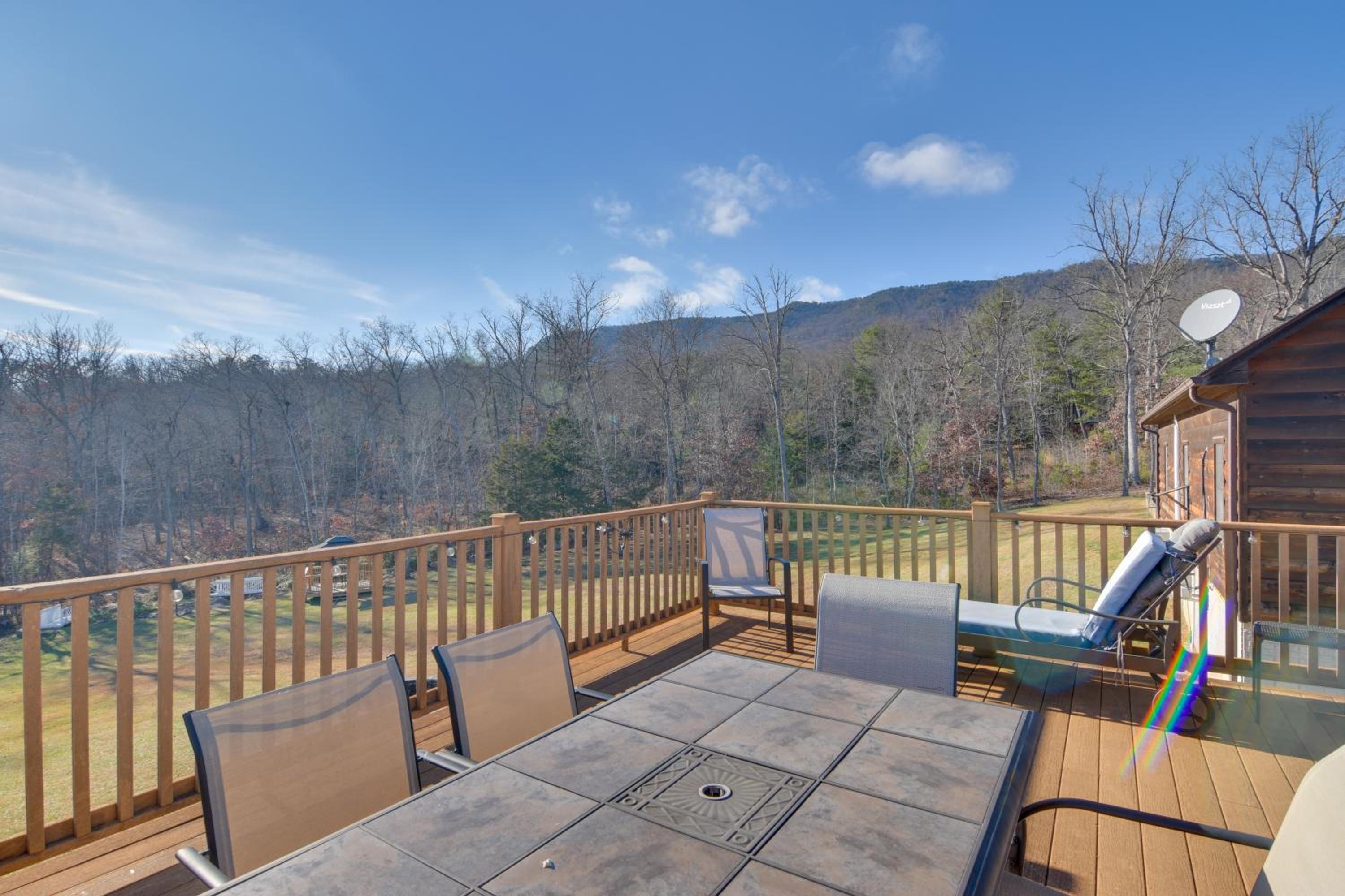 Pets Welcome! Shenandoah Log Home with Hot Tub