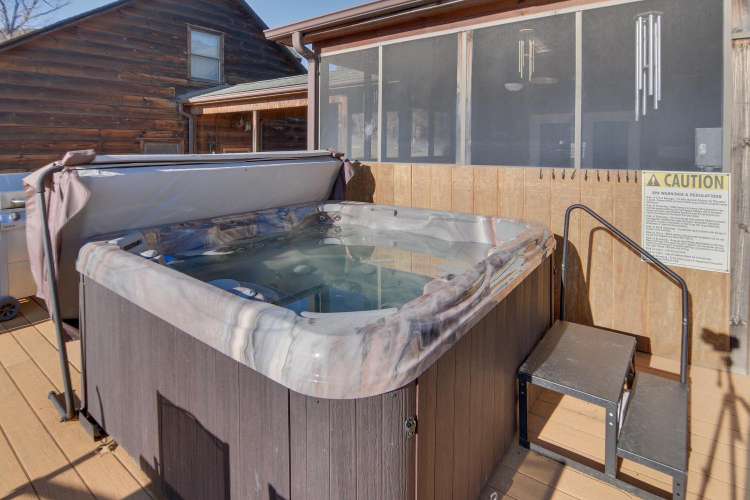 Pets Welcome! Shenandoah Log Home with Hot Tub