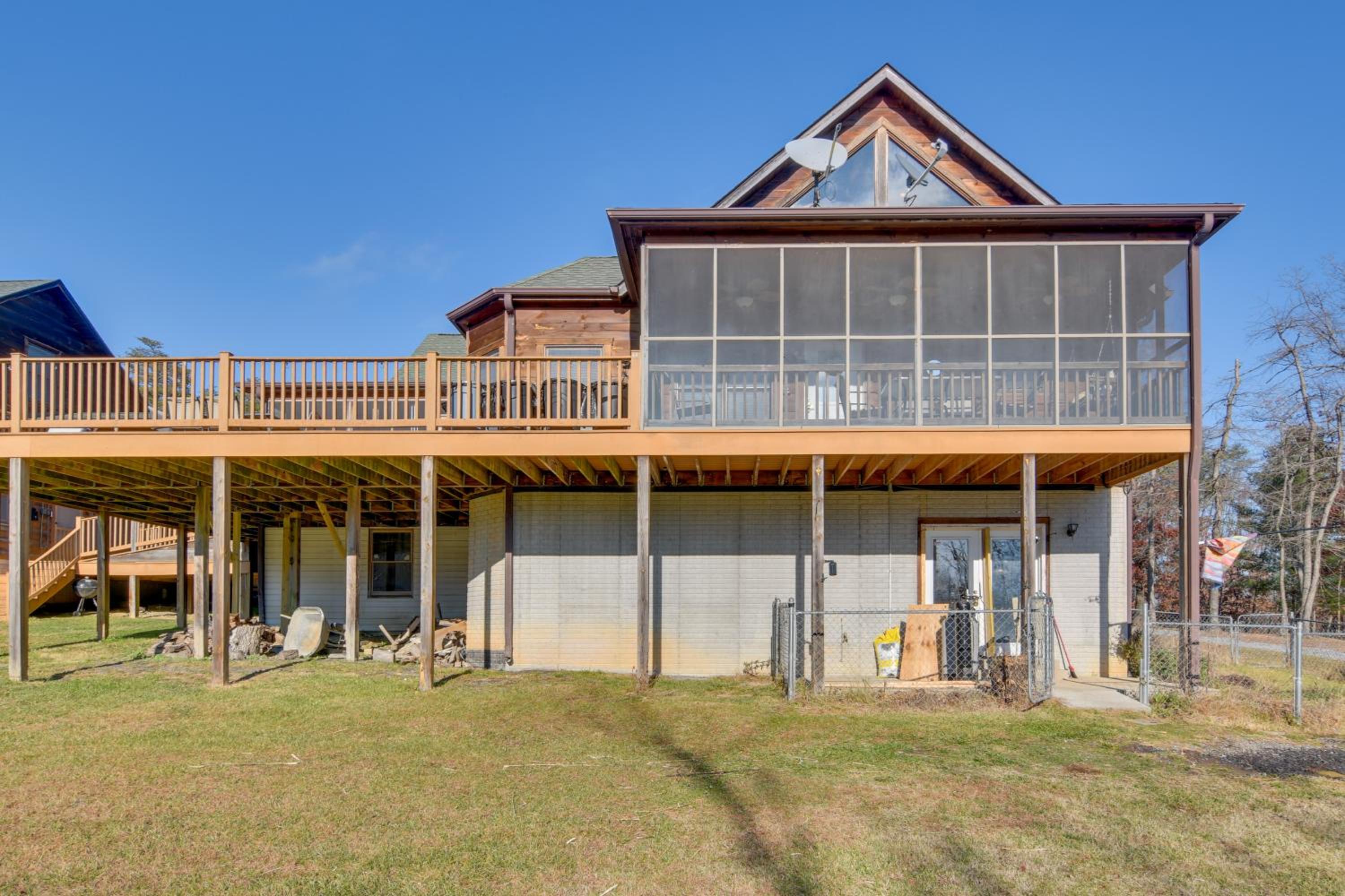 Pets Welcome! Shenandoah Log Home with Hot Tub