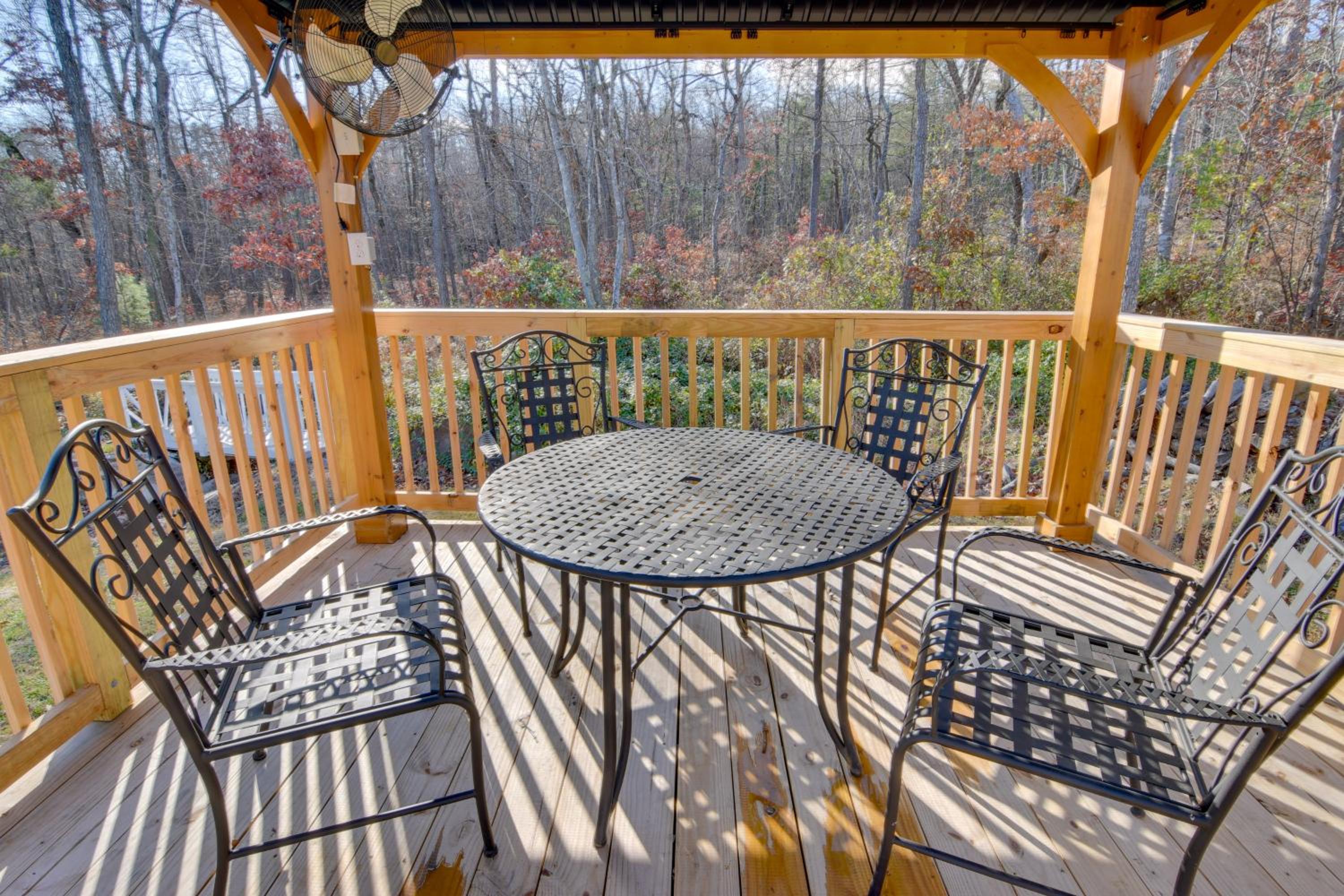 Pets Welcome! Shenandoah Log Home with Hot Tub