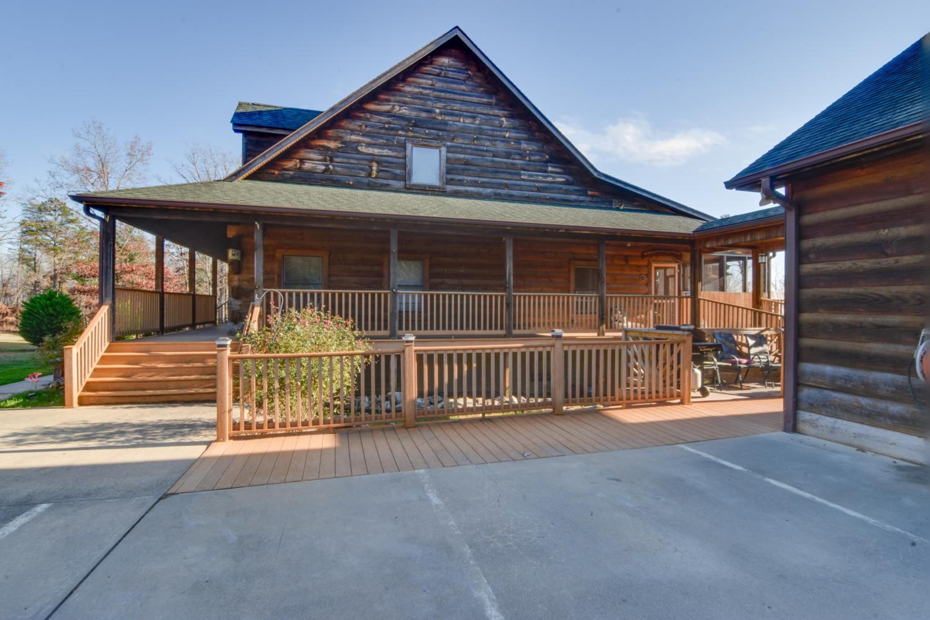 Pets Welcome! Shenandoah Log Home with Hot Tub