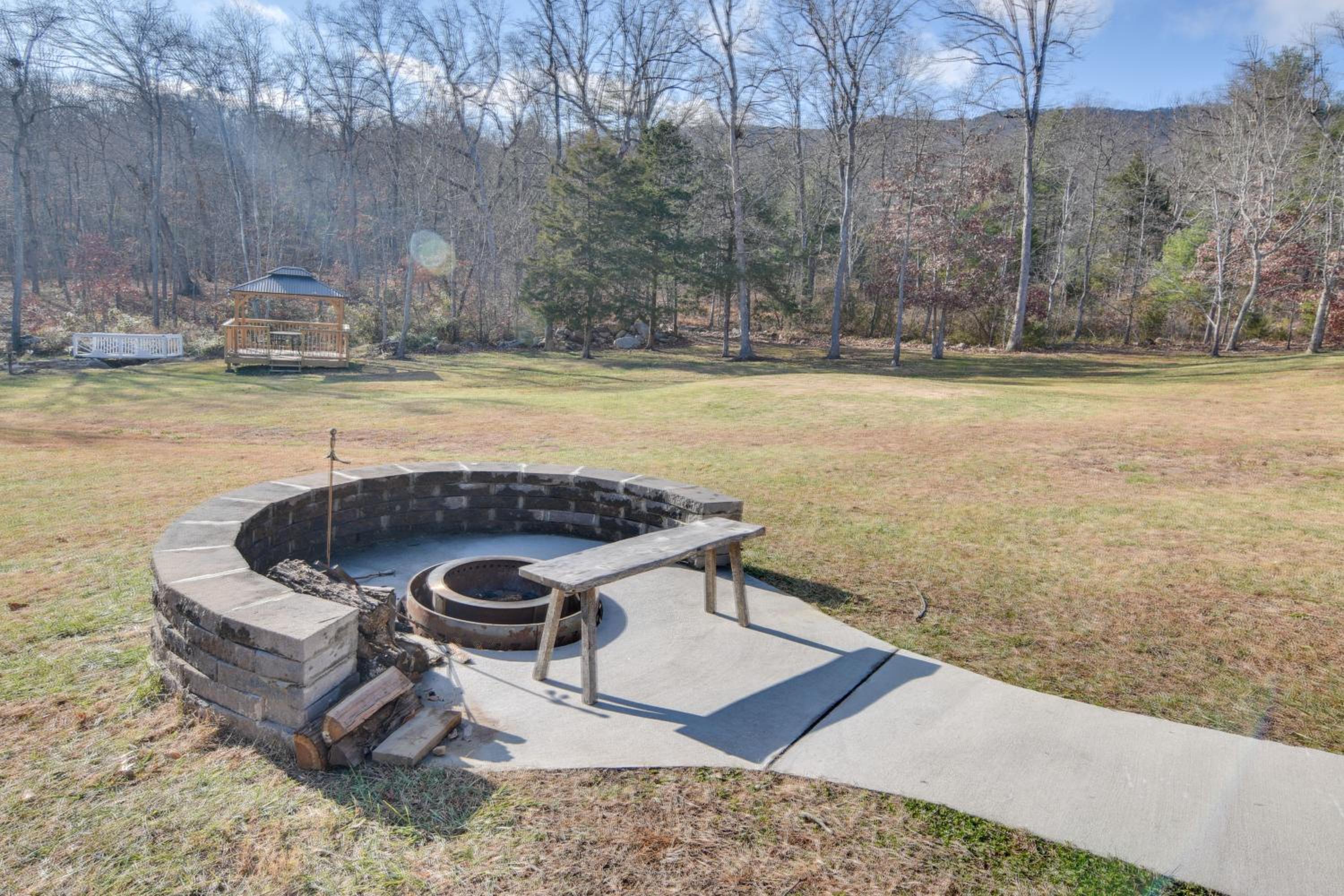 Pets Welcome! Shenandoah Log Home with Hot Tub