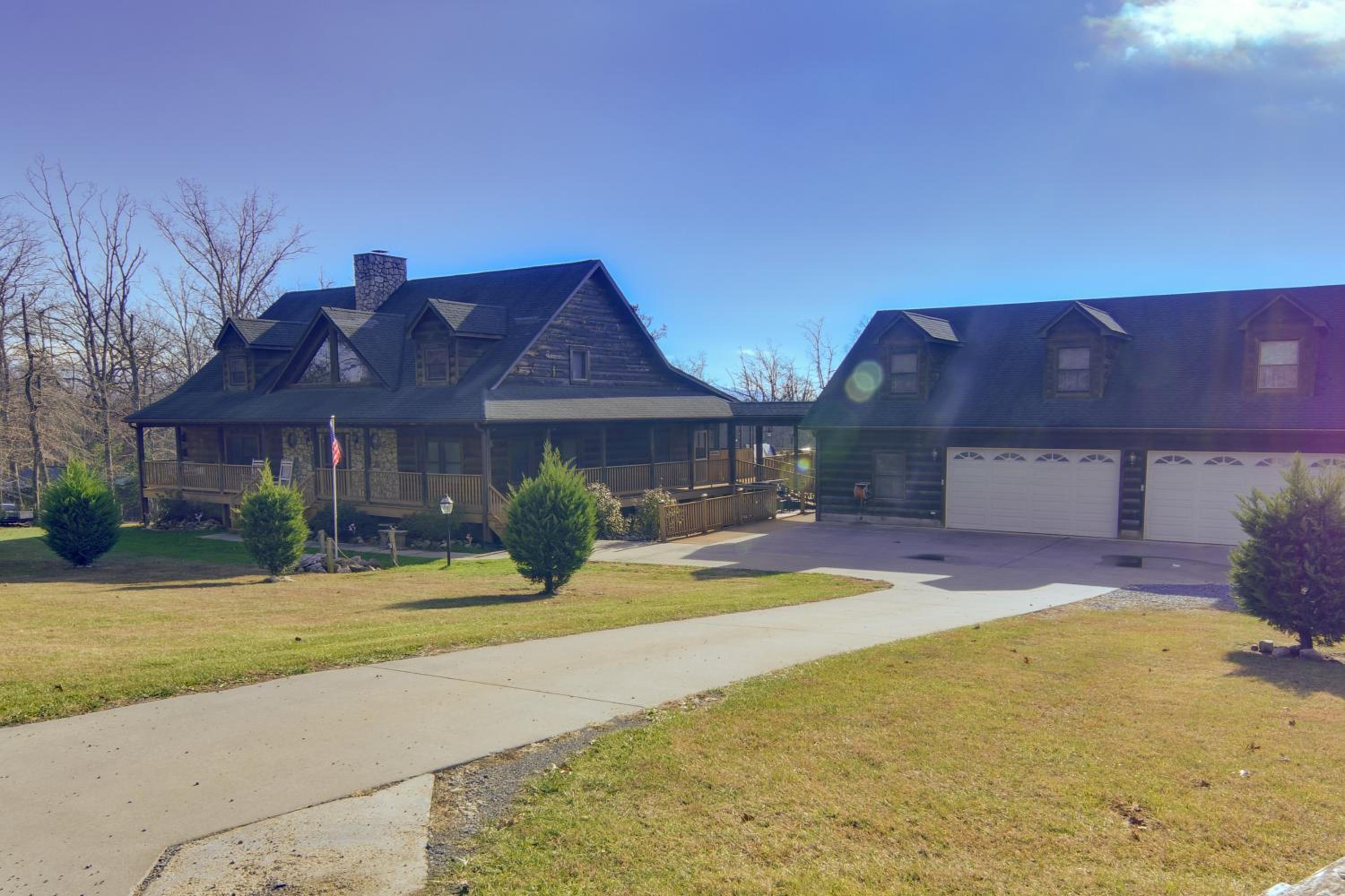Pets Welcome! Shenandoah Log Home with Hot Tub