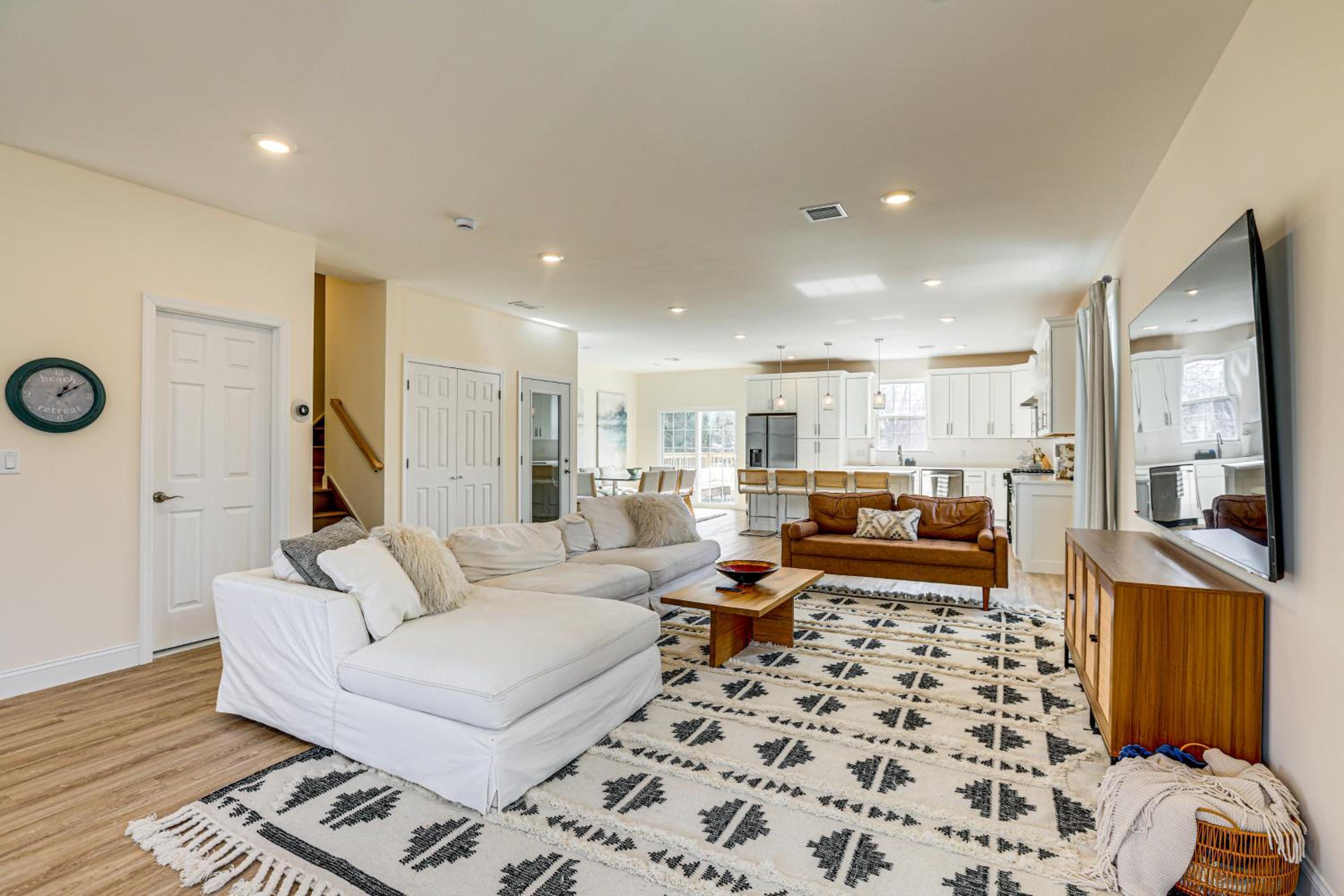 Walk to Keansburg Beach! Family Home with Pool