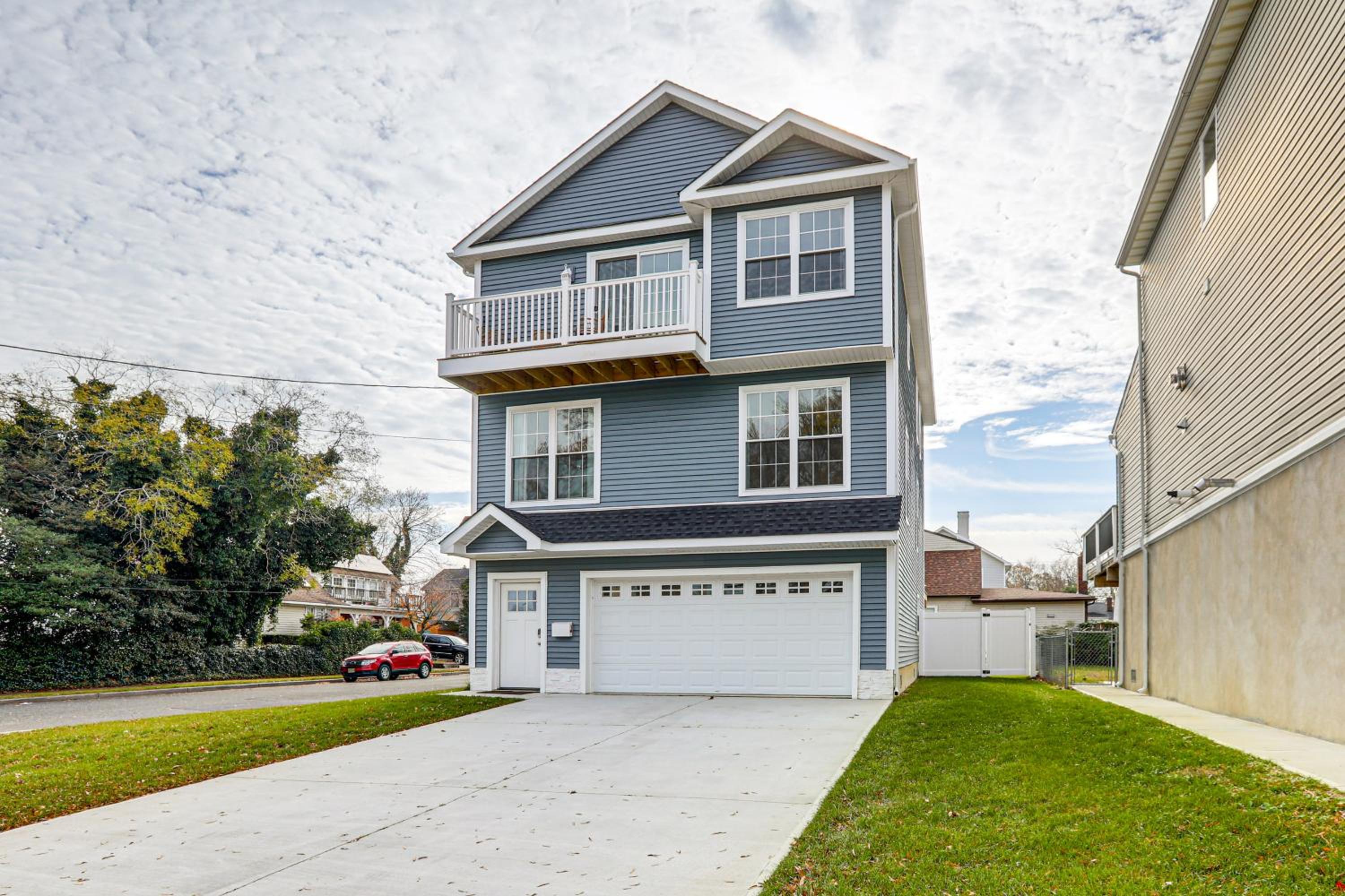 Walk to Keansburg Beach! Family Home with Pool