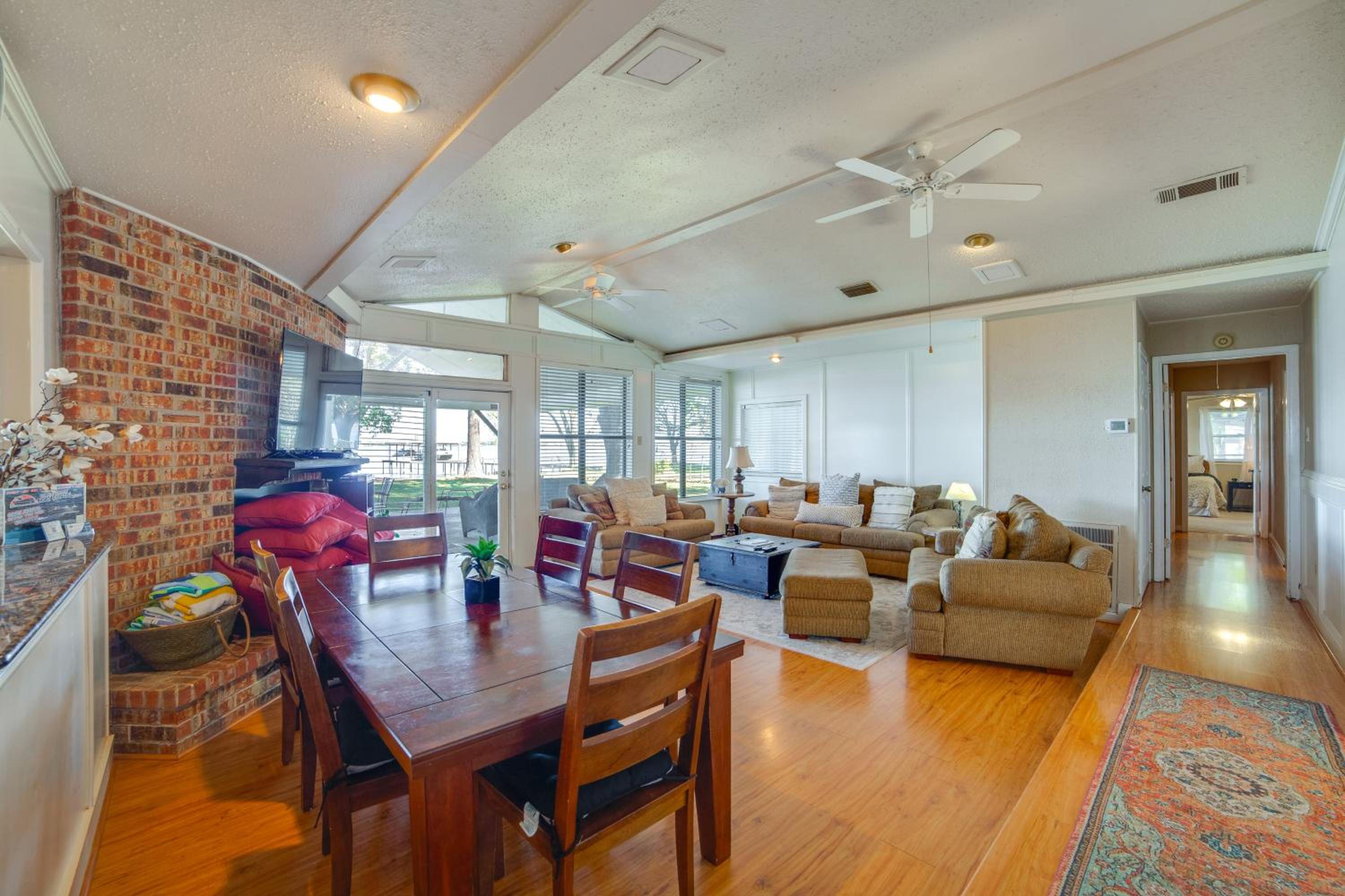 Family Retreat on Cedar Creek Lake! Dock and Views