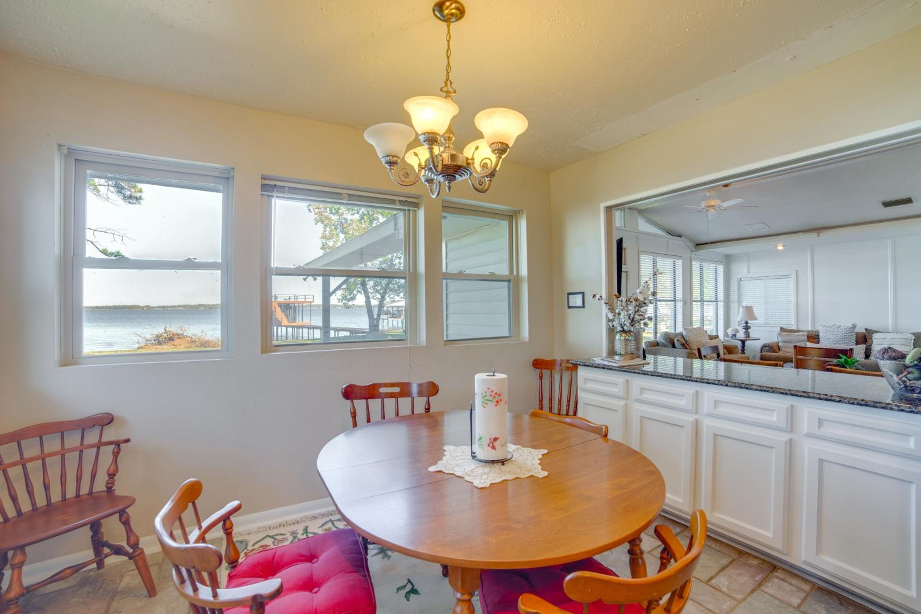 Family Retreat on Cedar Creek Lake! Dock and Views