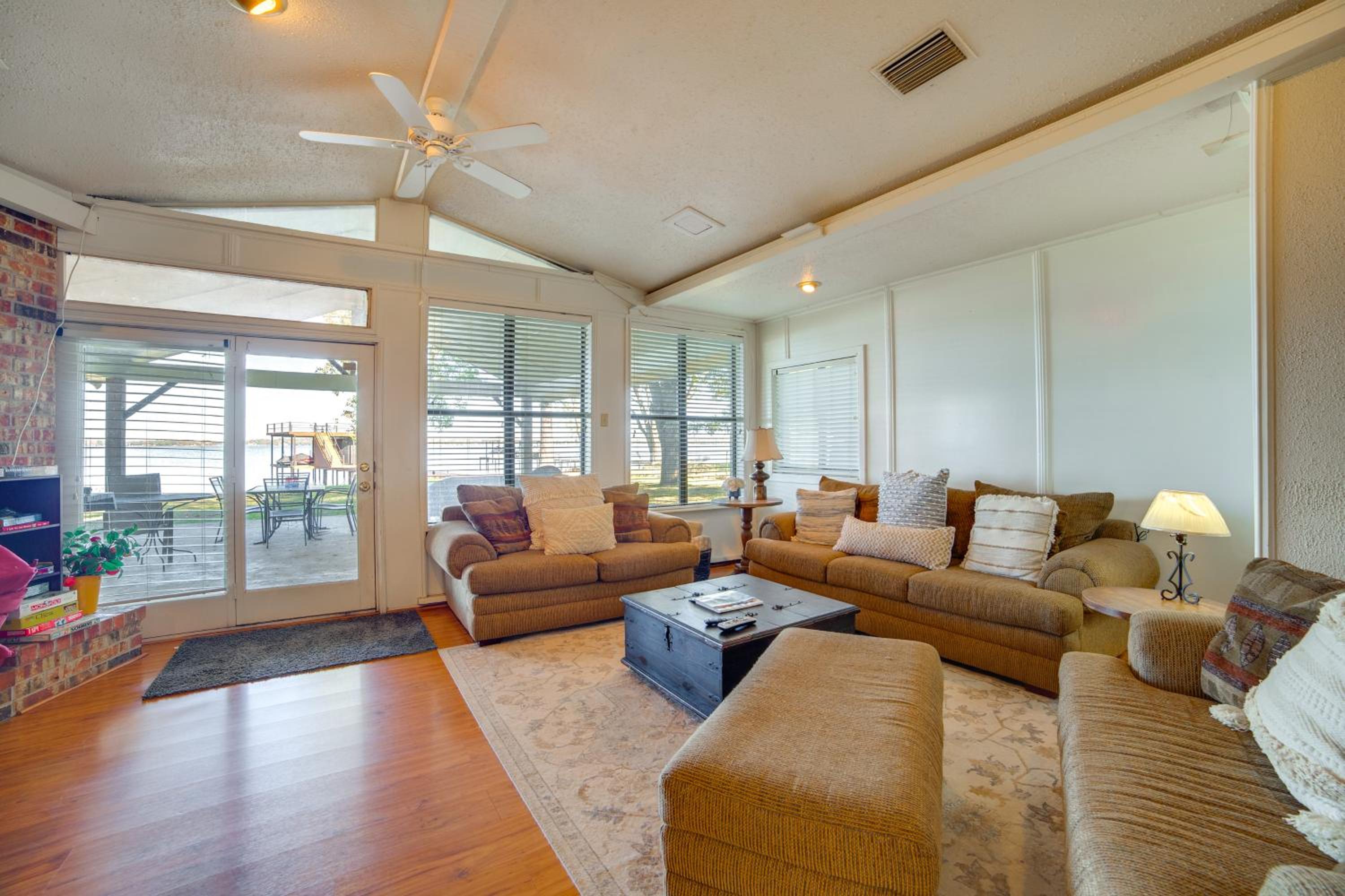 Family Retreat on Cedar Creek Lake! Dock and Views