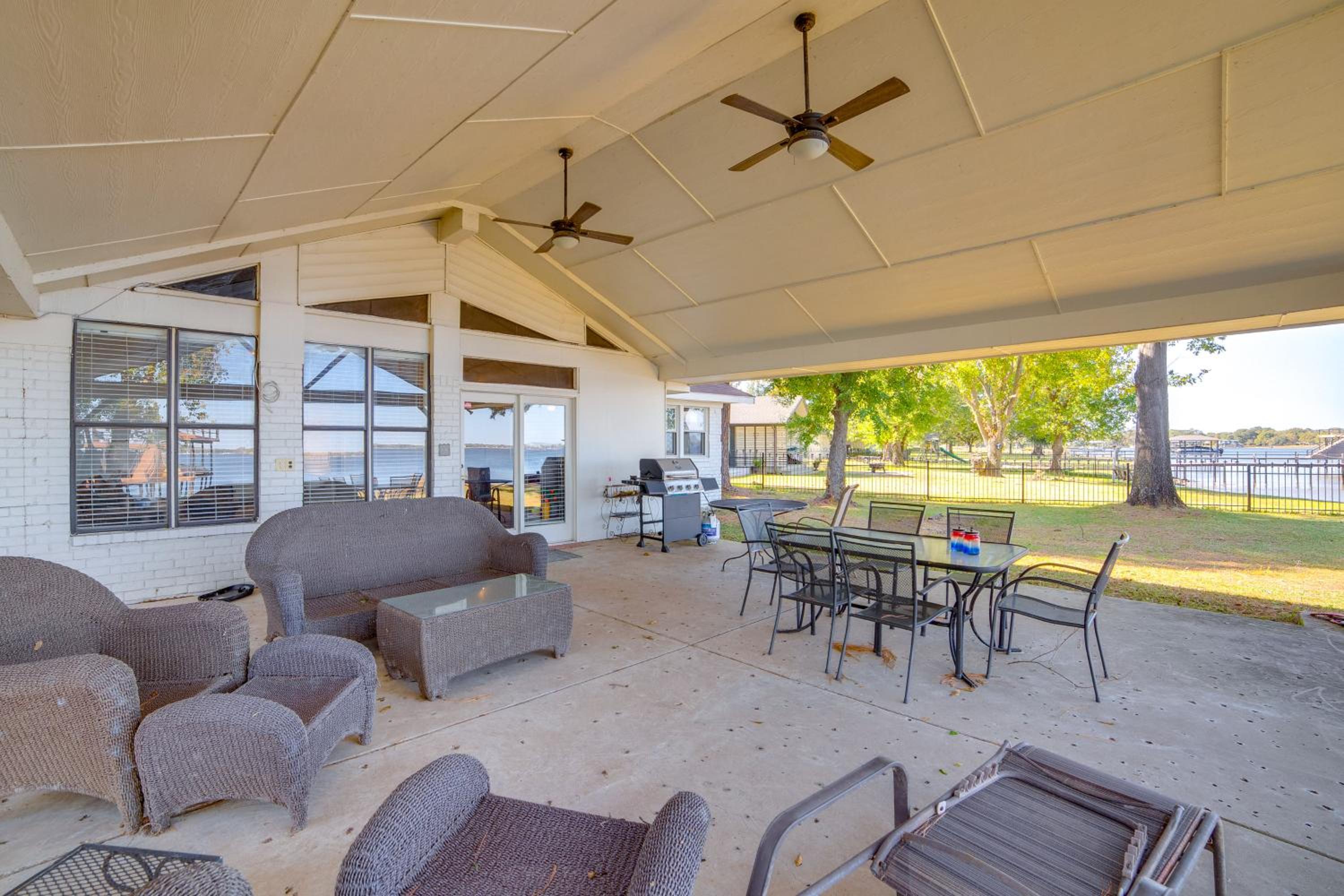 Family Retreat on Cedar Creek Lake! Dock and Views