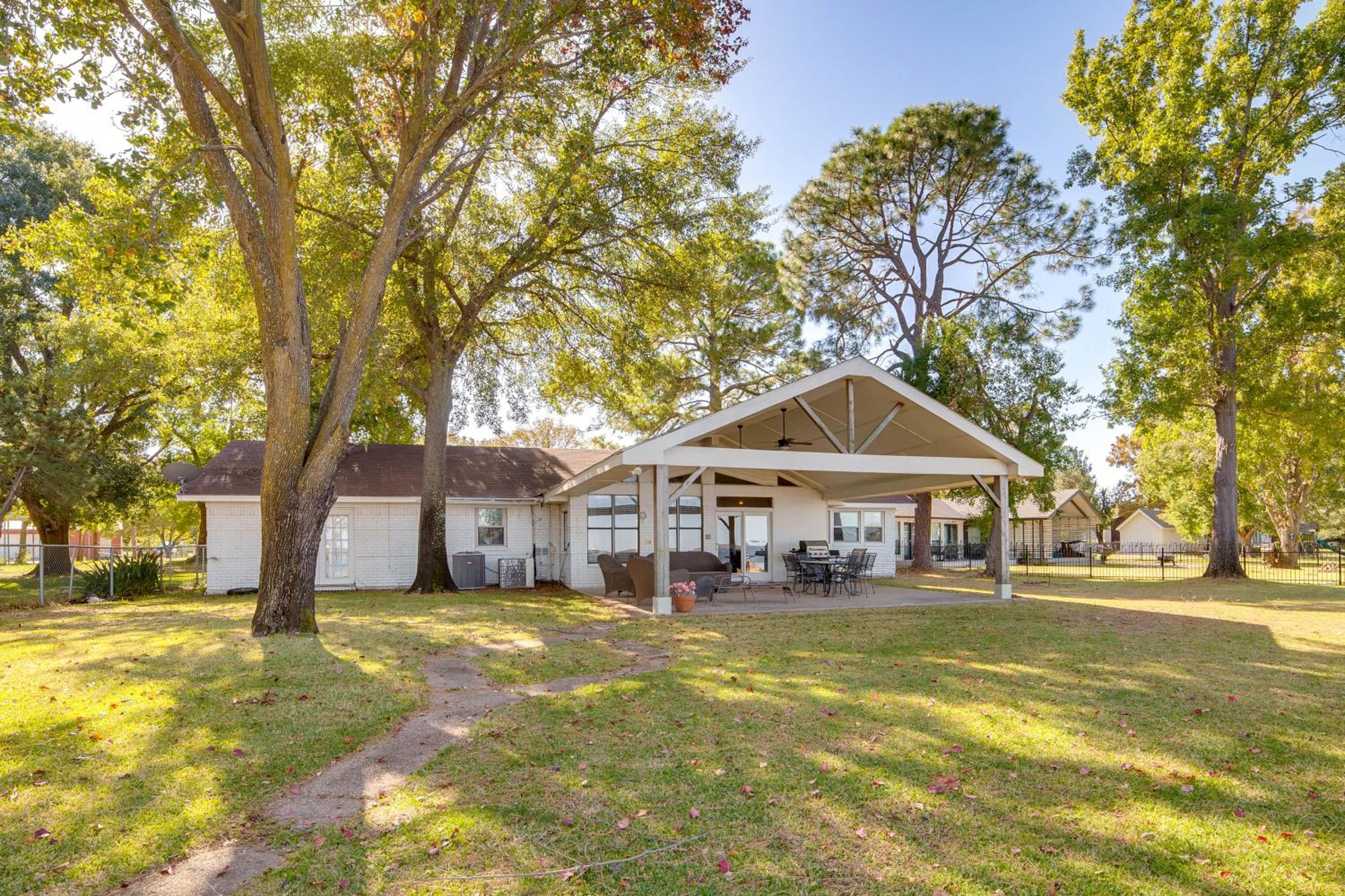 Family Retreat on Cedar Creek Lake! Dock and Views