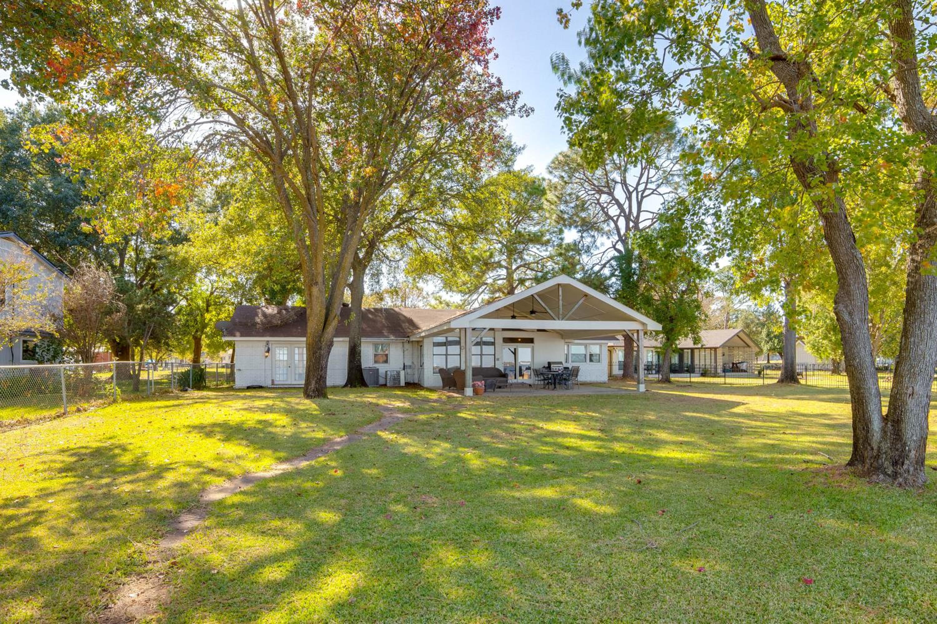 Family Retreat on Cedar Creek Lake! Dock and Views