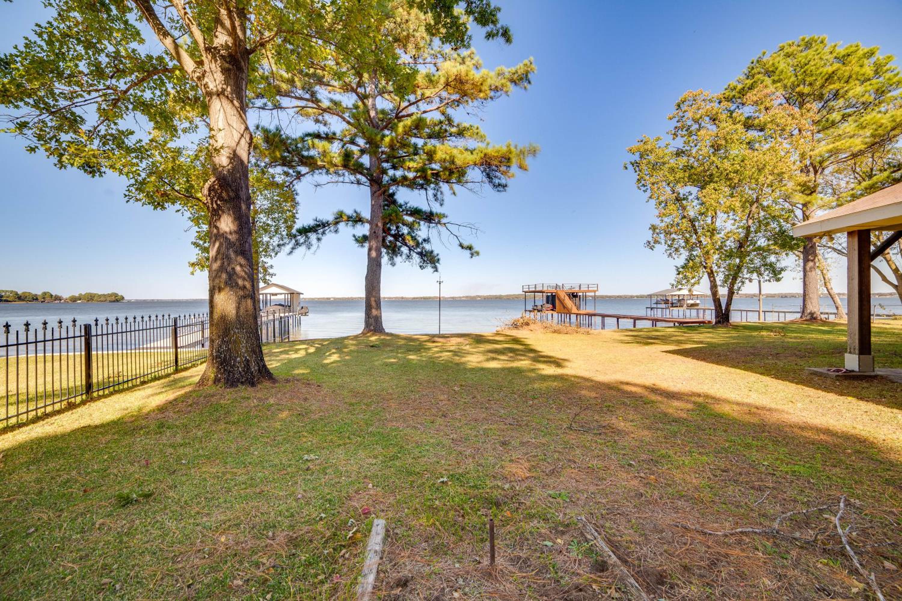 Family Retreat on Cedar Creek Lake! Dock and Views