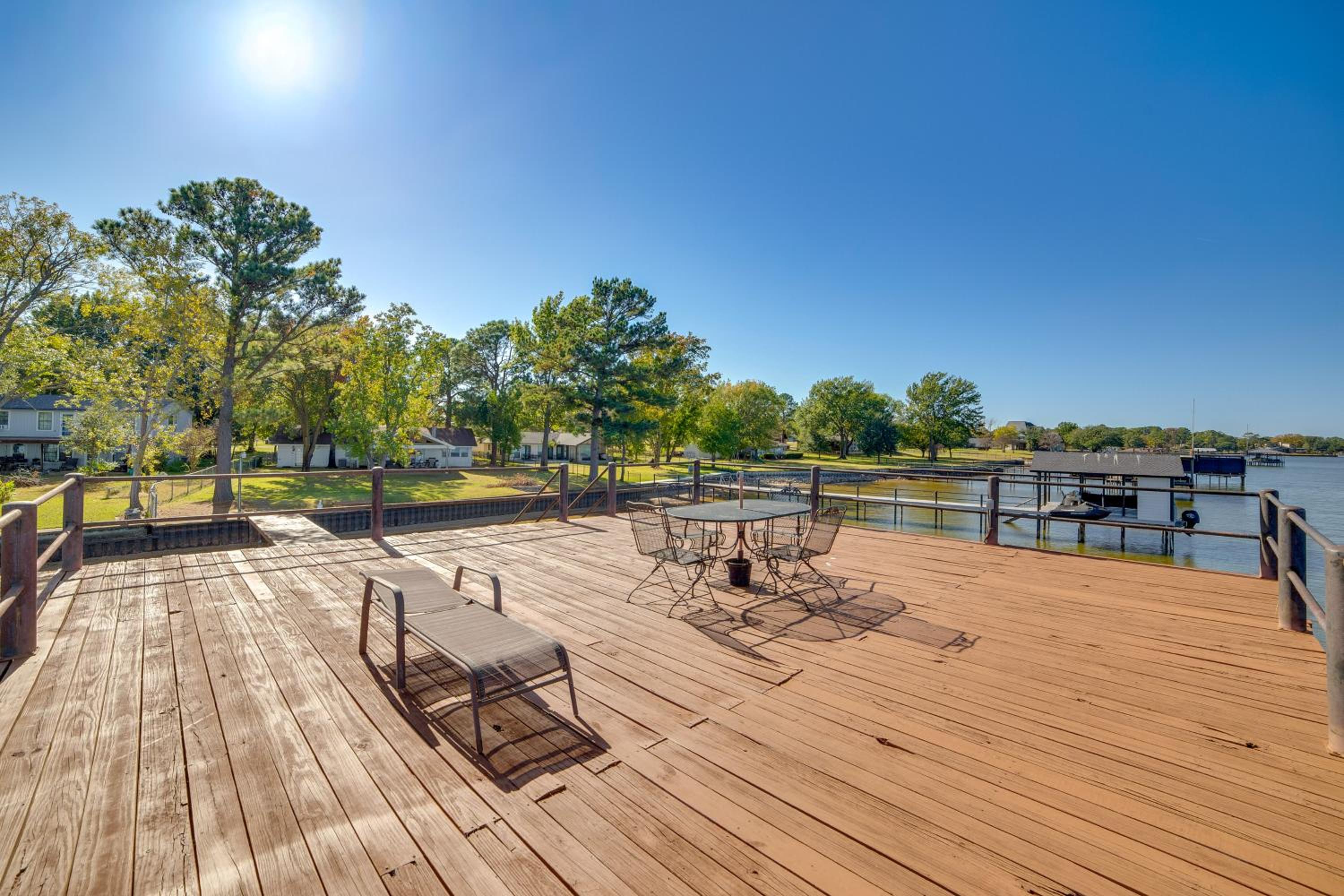 Family Retreat on Cedar Creek Lake! Dock and Views